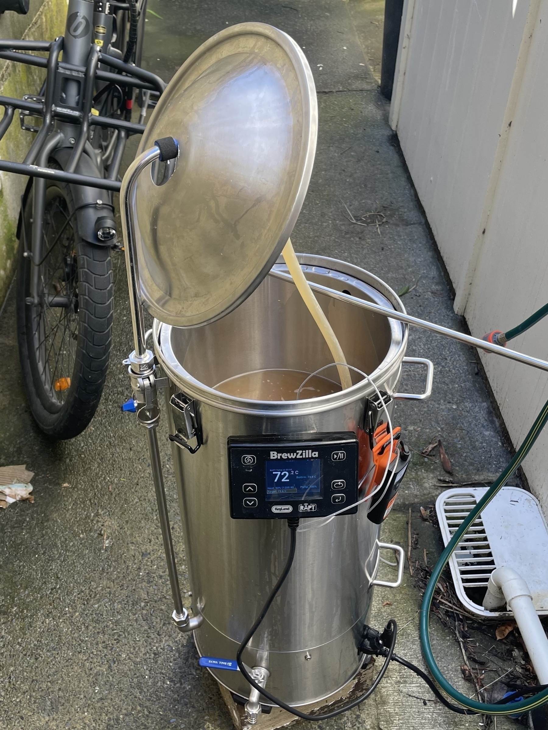 My gen 4 Brewzilla. The control panels shows the wert, which the top off can be seen in the vessel, is at 72.2 °C. The wert is a straw colour. I’m brewing a white stout which I’ll later add coffee and cocoa nibs to. 