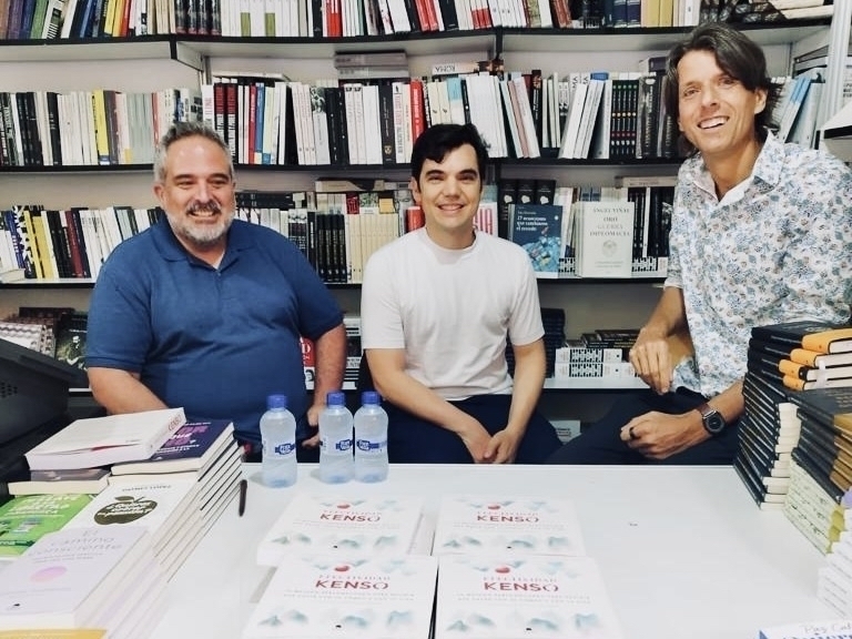 El equipo de KENSO firmando libros en la feria del libro en Madrid