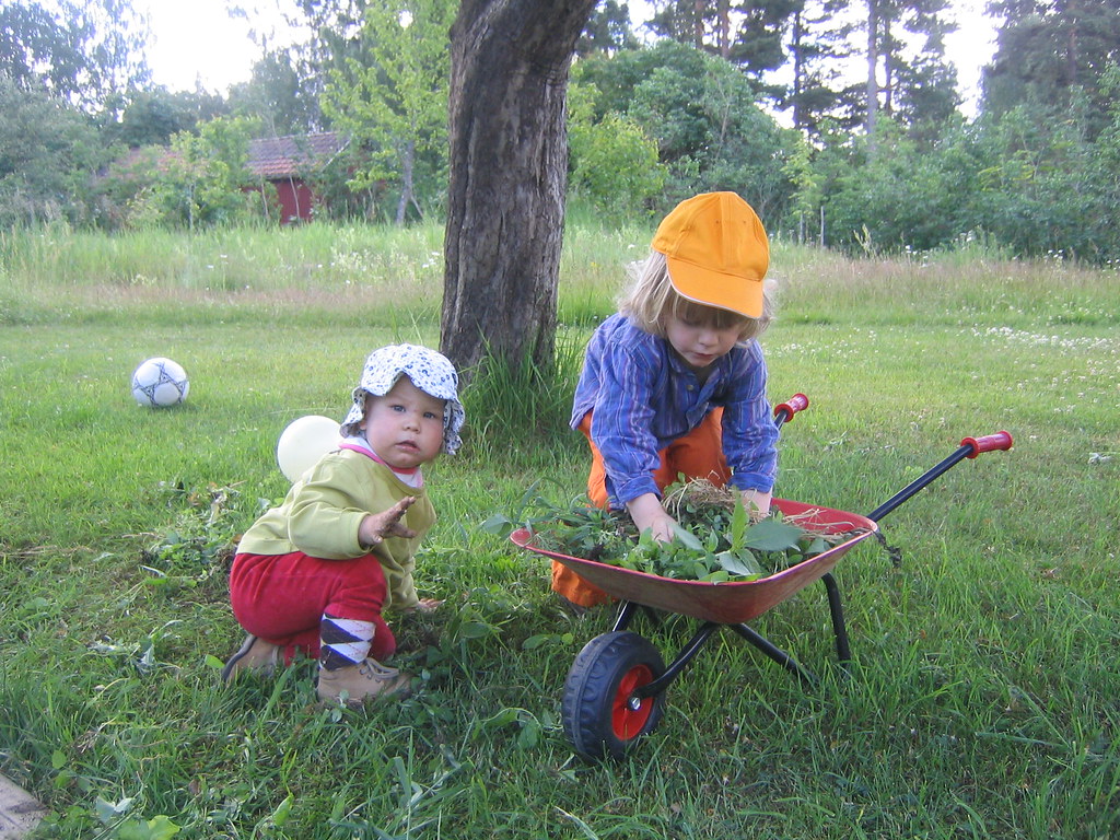 Maj-Lis och Bosse rensar ogräs