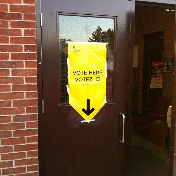 Yellow vote here sign at polling station