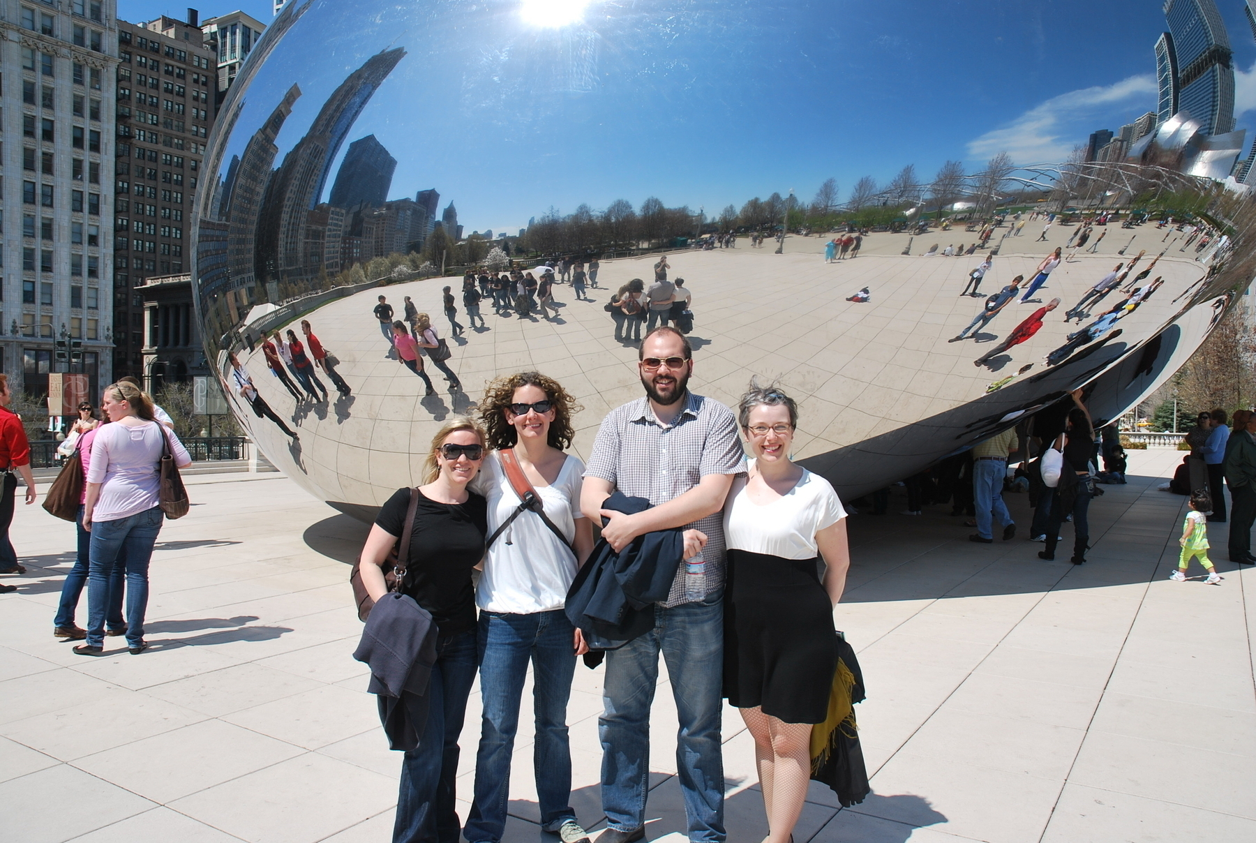 People in front of the Chicago bean with reflections 