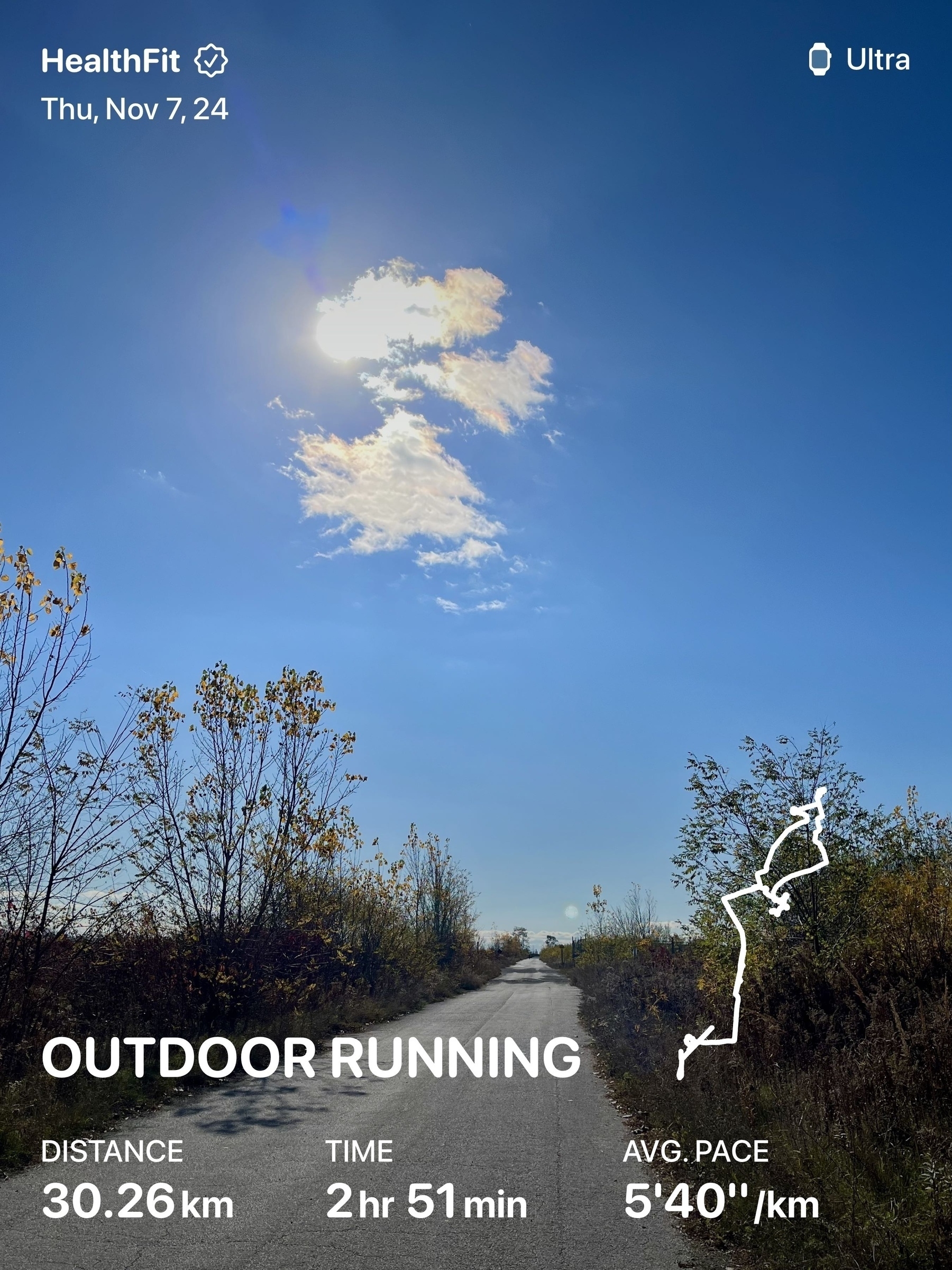 A sunny outdoor scene depicts a running app screenshot showing a distance of 30.26 km with an average pace of 5,40/km.