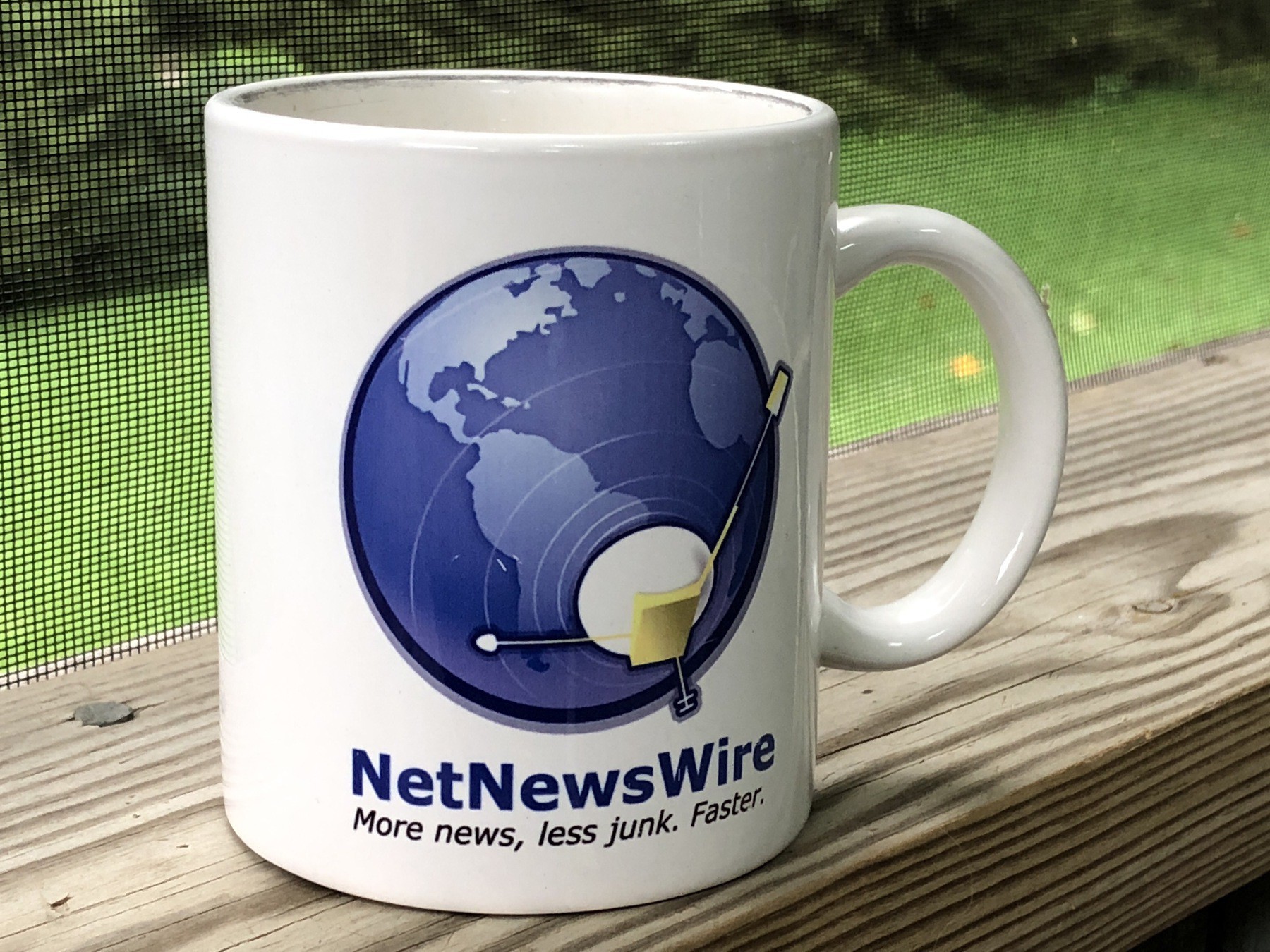 Coffee mug with NetNewsWire icon and the slogan More news, less junk. Faster.