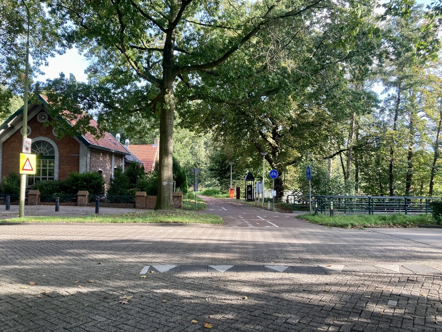 Crossing of a cycle path and a road