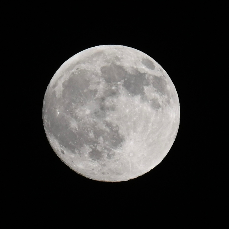 A picture of the moon. Probably the best picture I’ve taken of the moon with a decent amount of detail, especially around the edges. But it is, after all, the same moon that everyone else photographs (with the noted exceptions of the Apollo and Artemis astronauts).