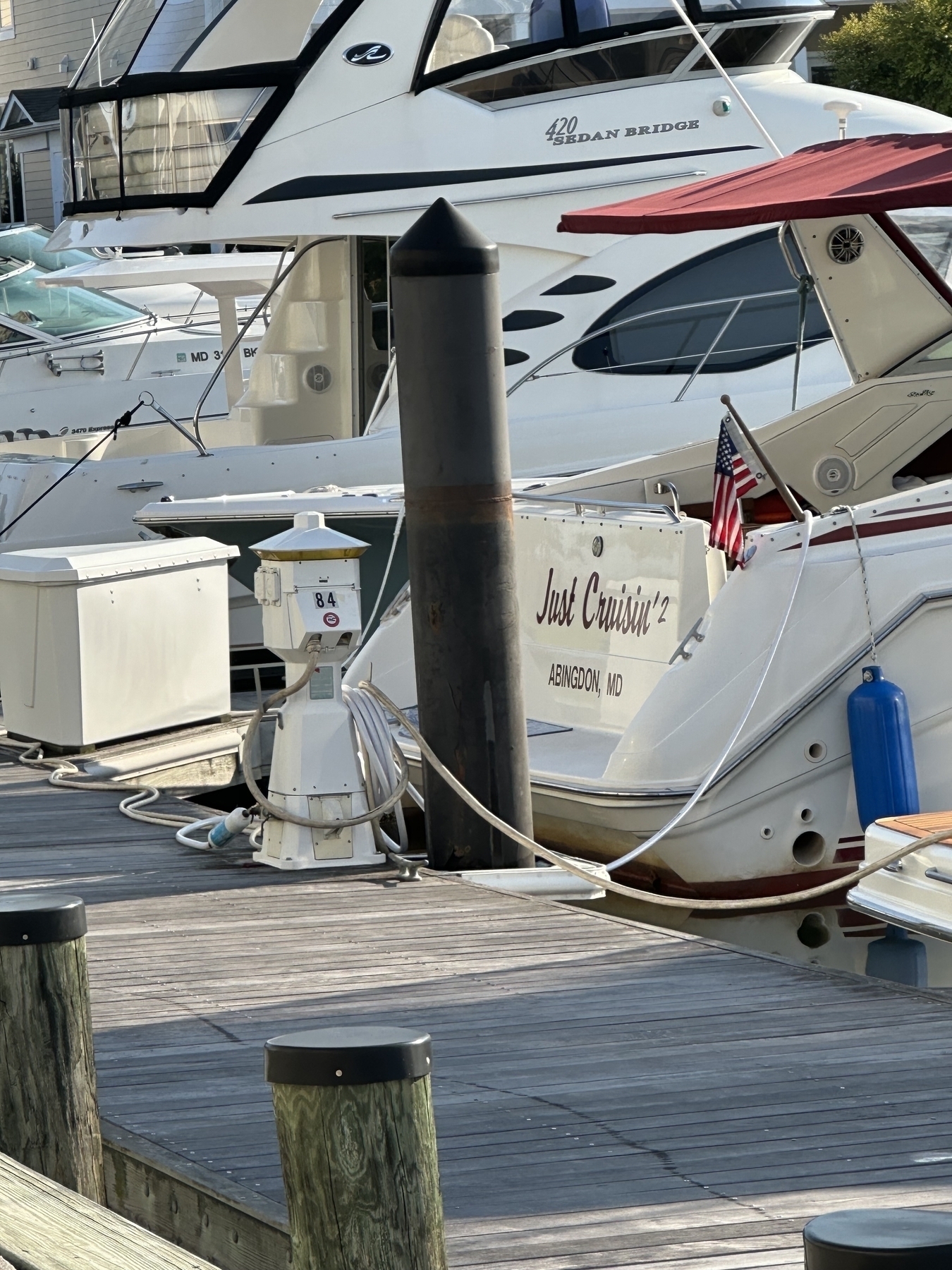 Boat with electrical connection on pier 