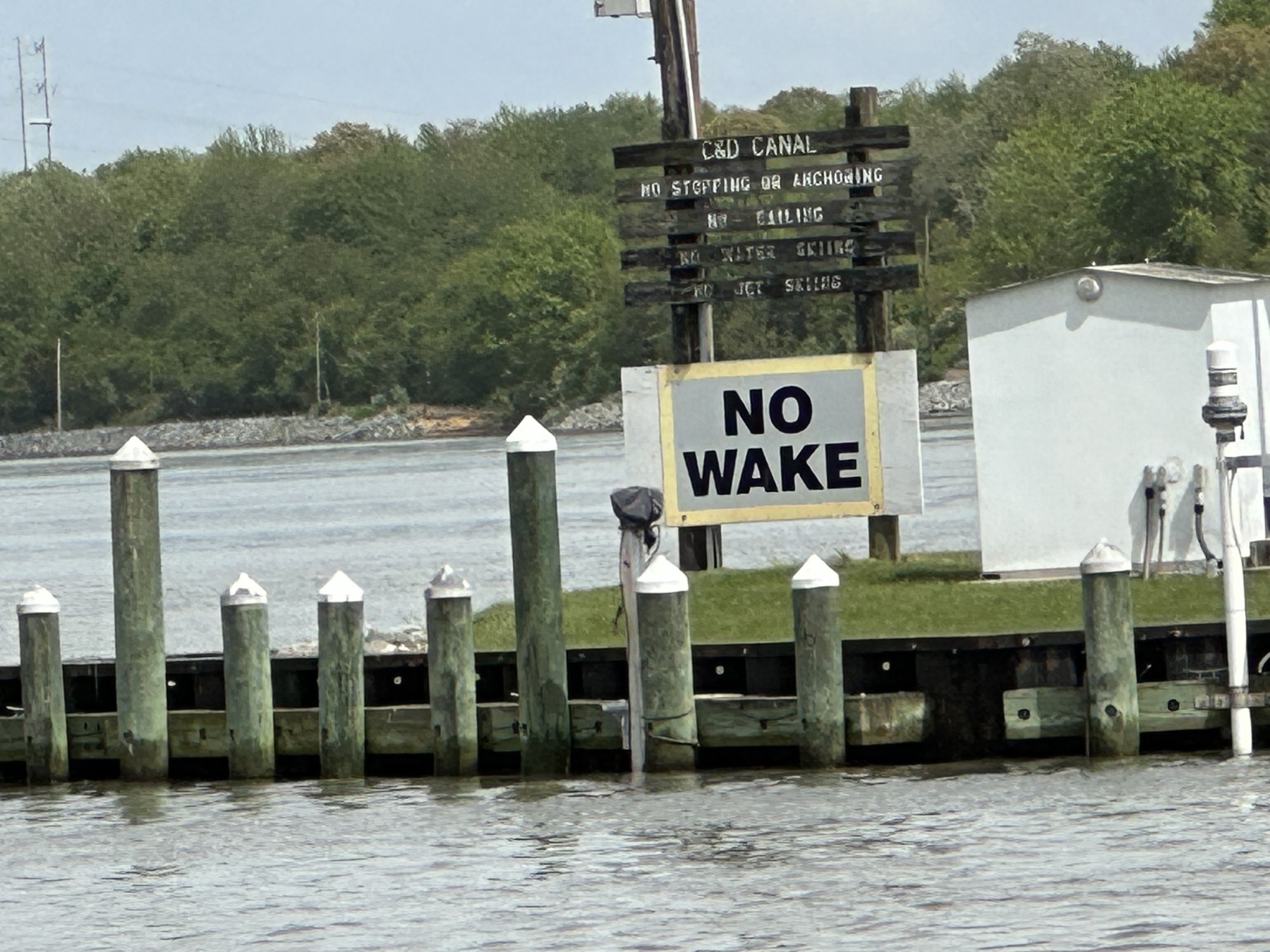 no wake sign 