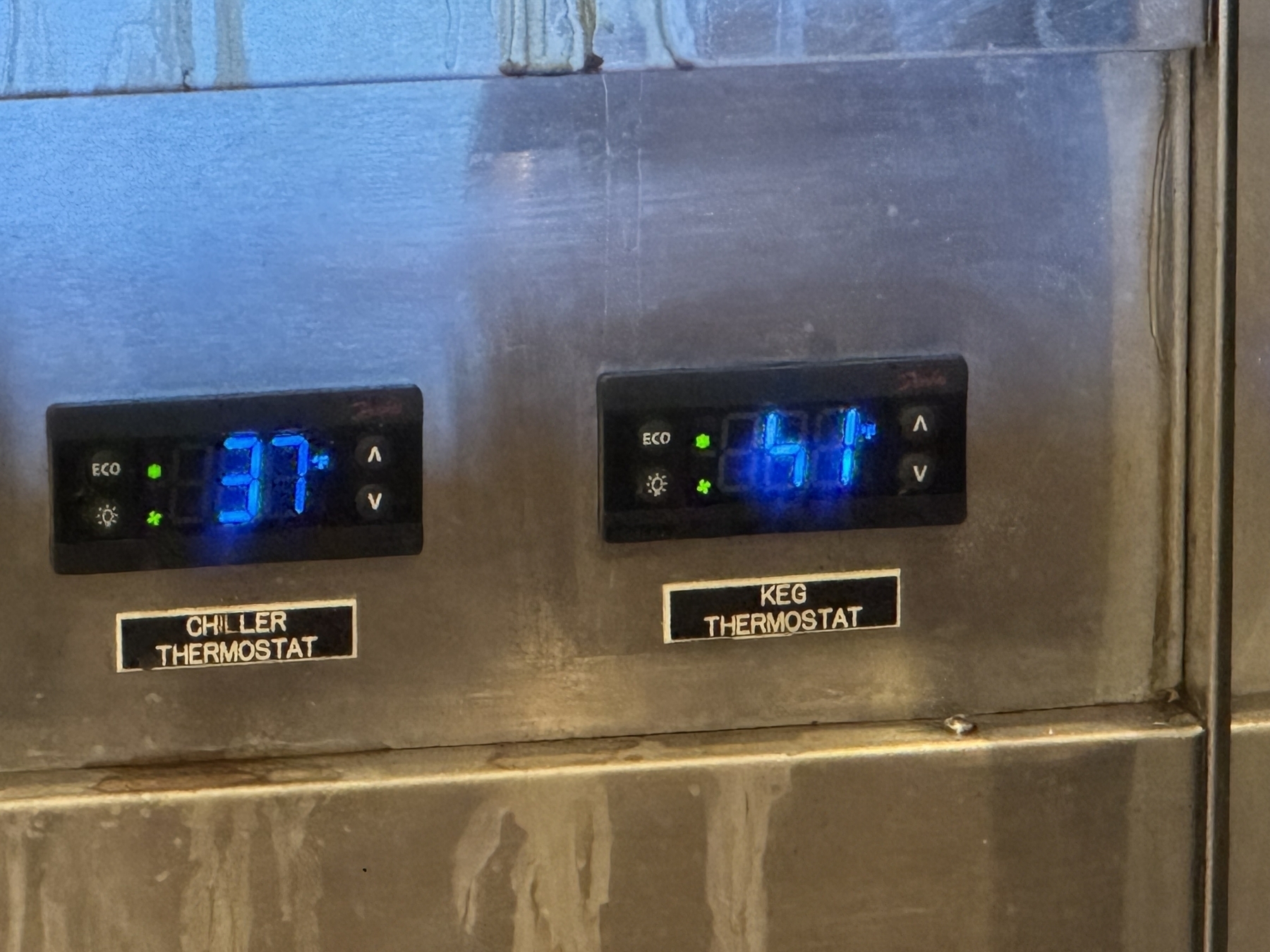 Temperature display (of a refrigerator)&10;
