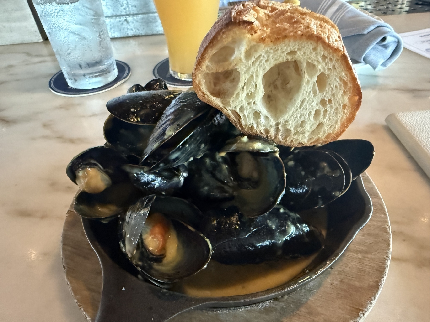 Mussels and bread 