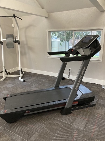 A treadmill that may or may not work