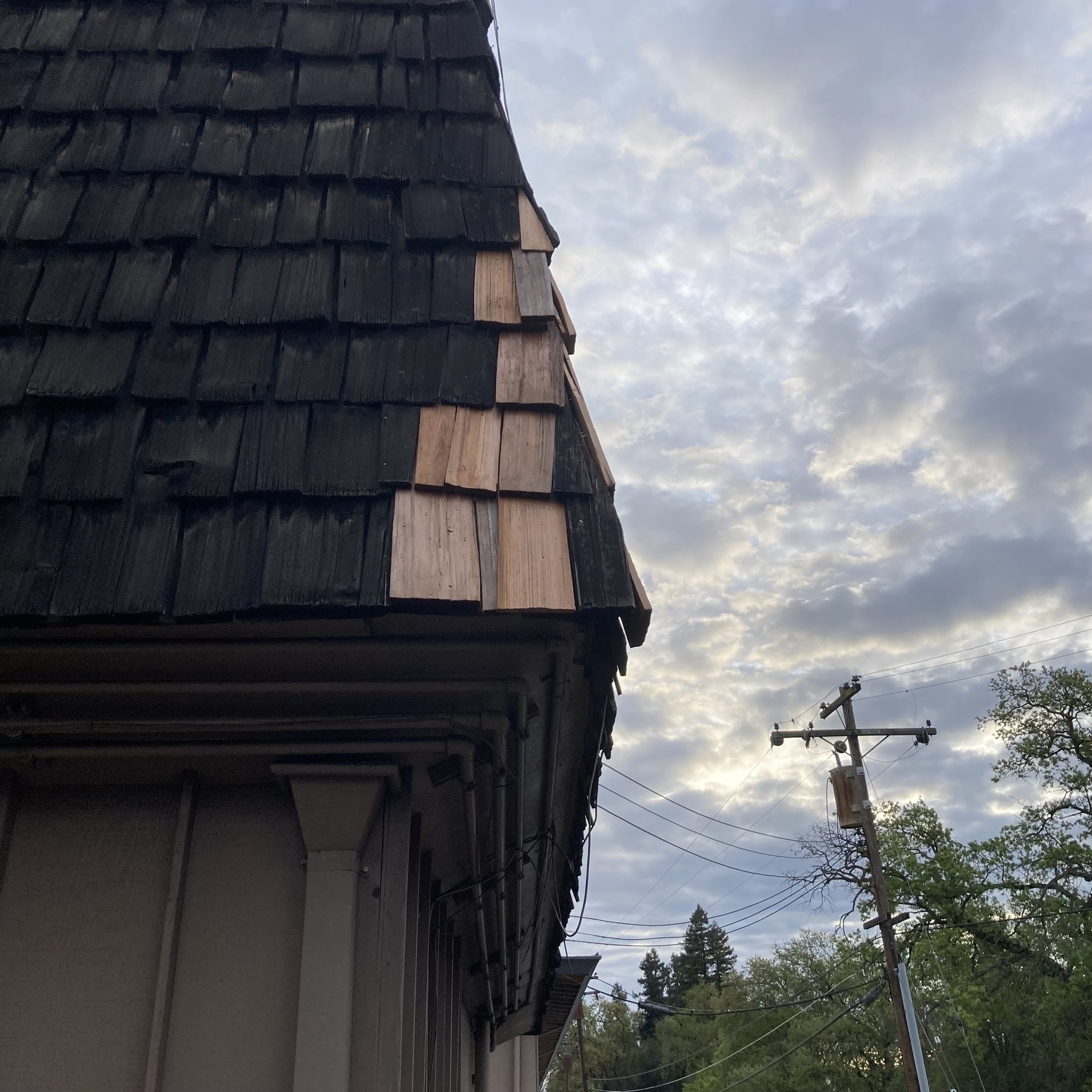 已更换的屋顶瓦片与旧瓦片的对比很明显。