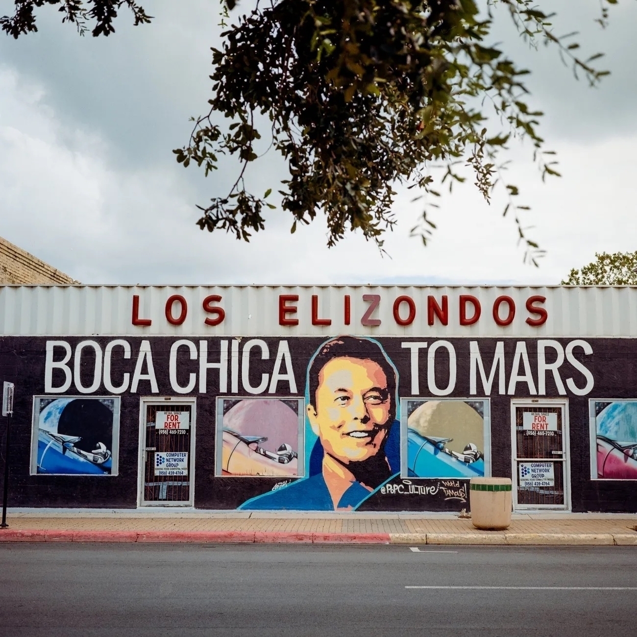 A building in Boca Chica with Musk's face painted in the font. The text says: LOS ELIZONDOS BOCA CHICA TO MARS