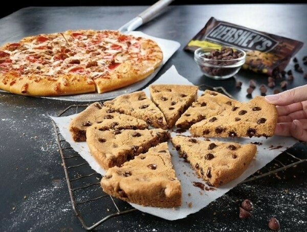 pizza-hut-new-ultimate-hersheys-chocolate-chip-cookie