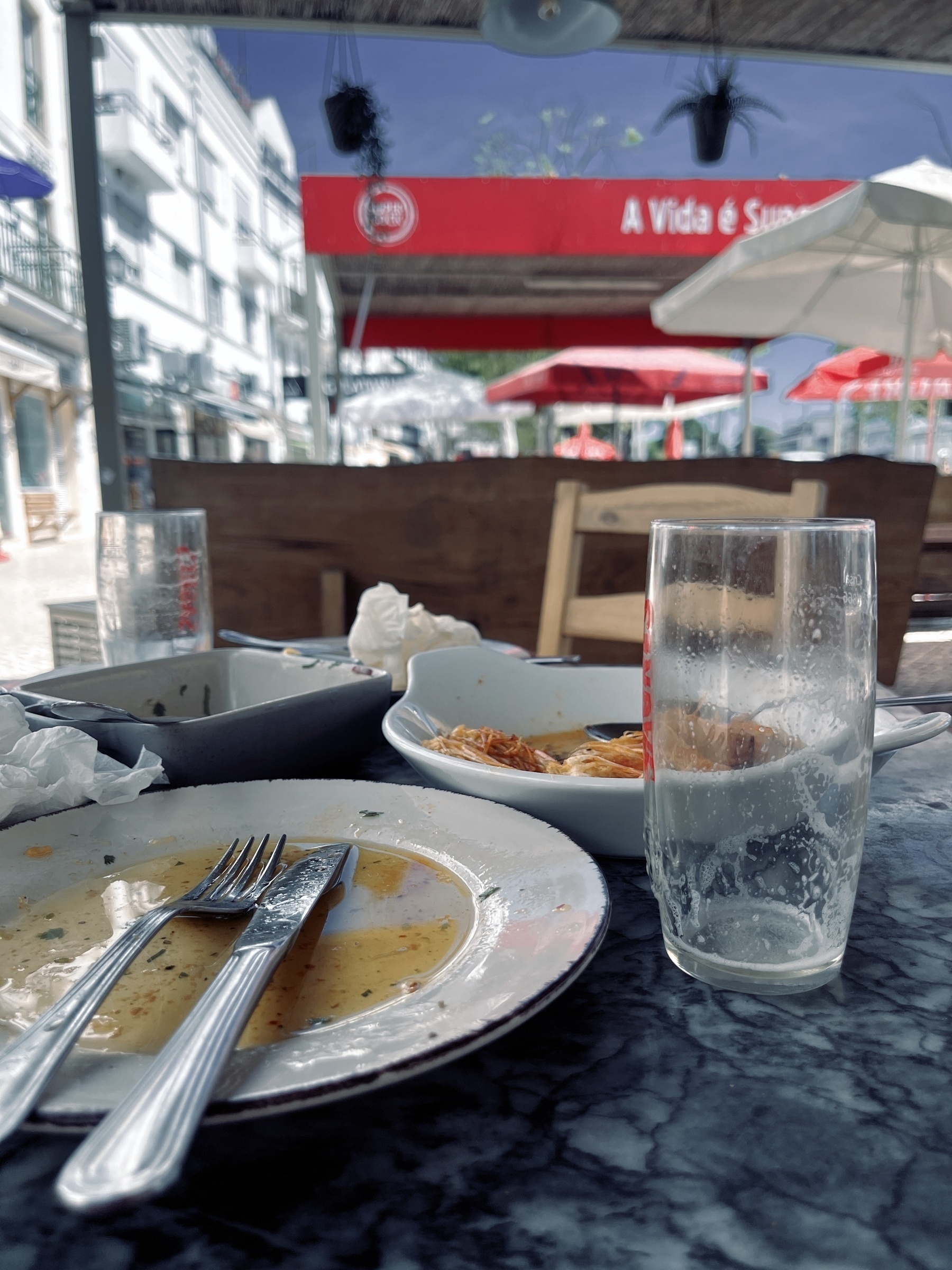 Empty lunch plates and beer glasses at Momento restaurant in Alcácer do Sal