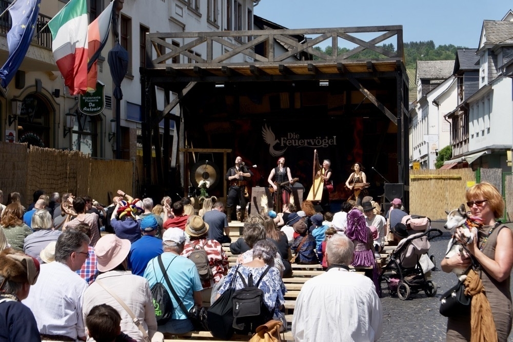 Live music on stage, German bagpipes, lute, harp, Schlüsselfiedel