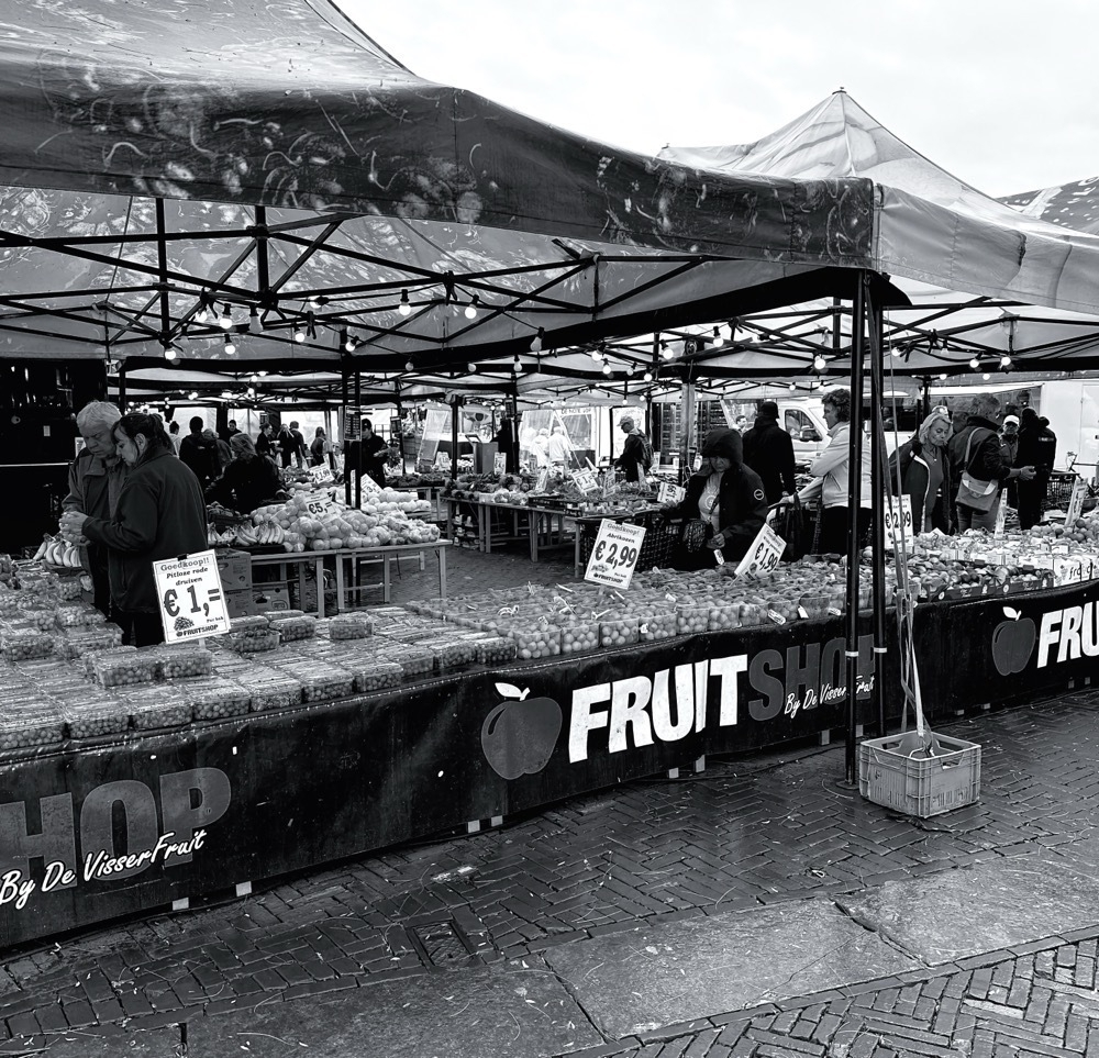 b/w picture of fruit stall