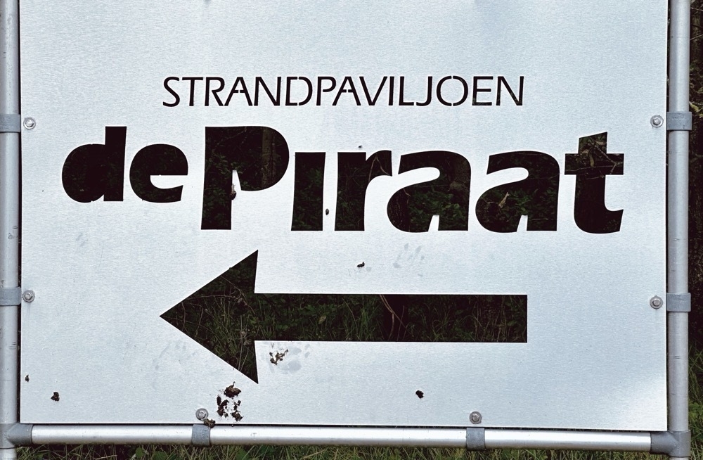 sign to the beach pavilion De Piraat