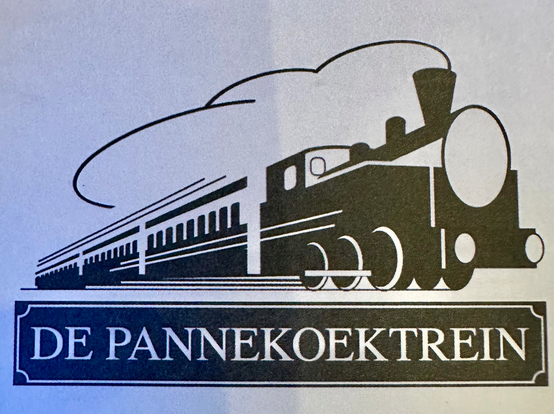 A stylized black and white illustration of a vintage steam locomotive with the text DE PANNEKOEKTREIN underneath is featured in the image.