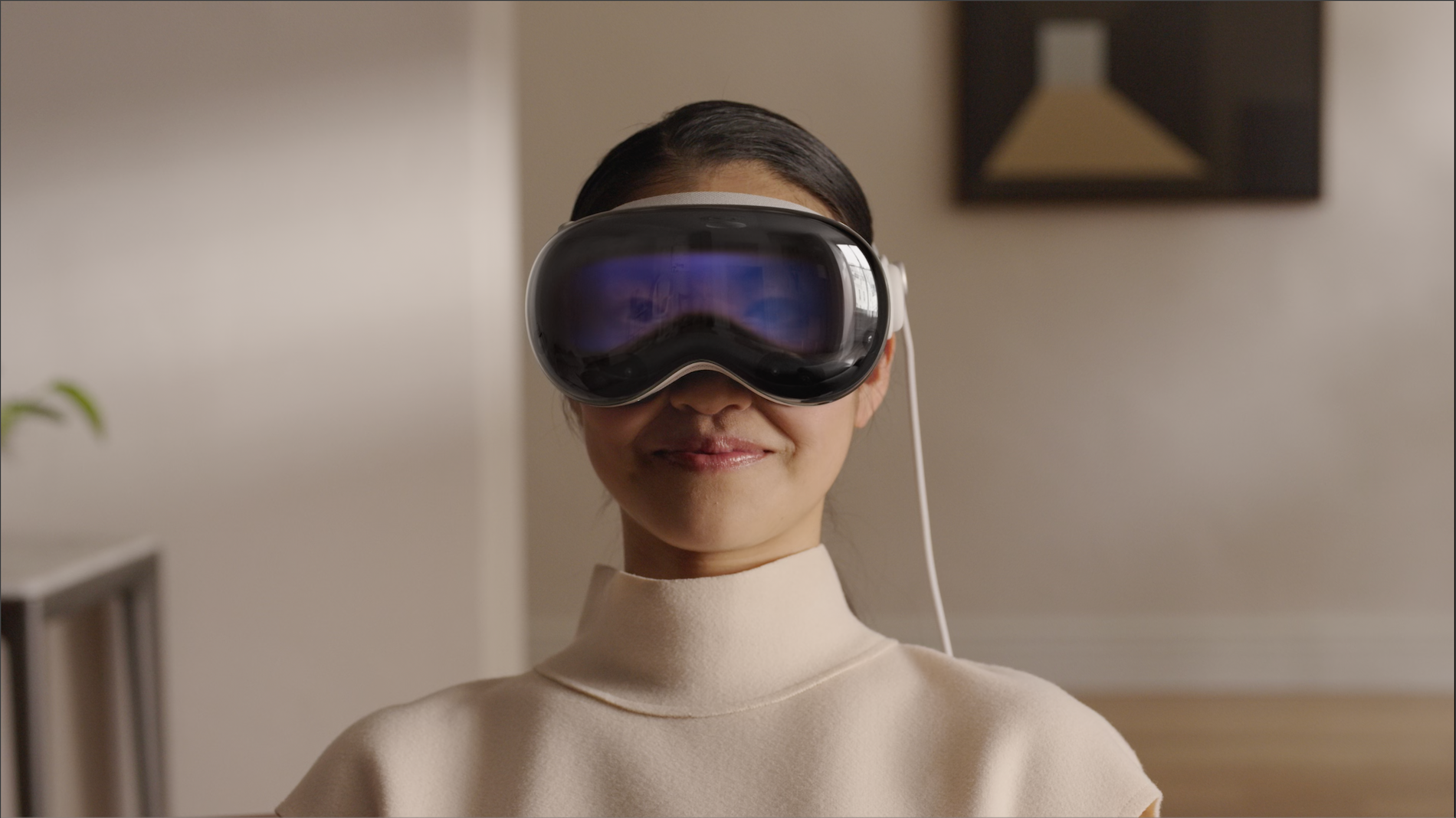 A women wearing the new Apple Vision Pro headset.
