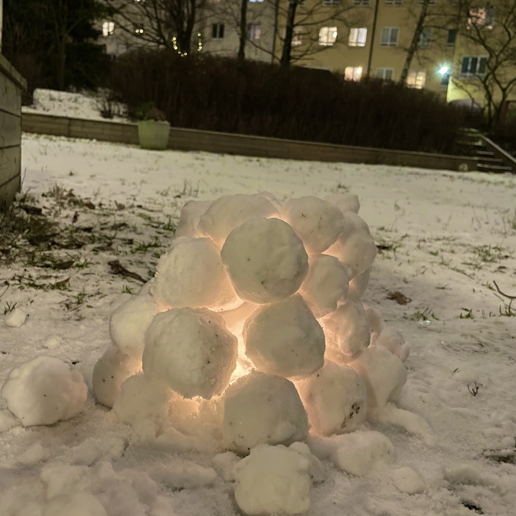 A small snow lantern