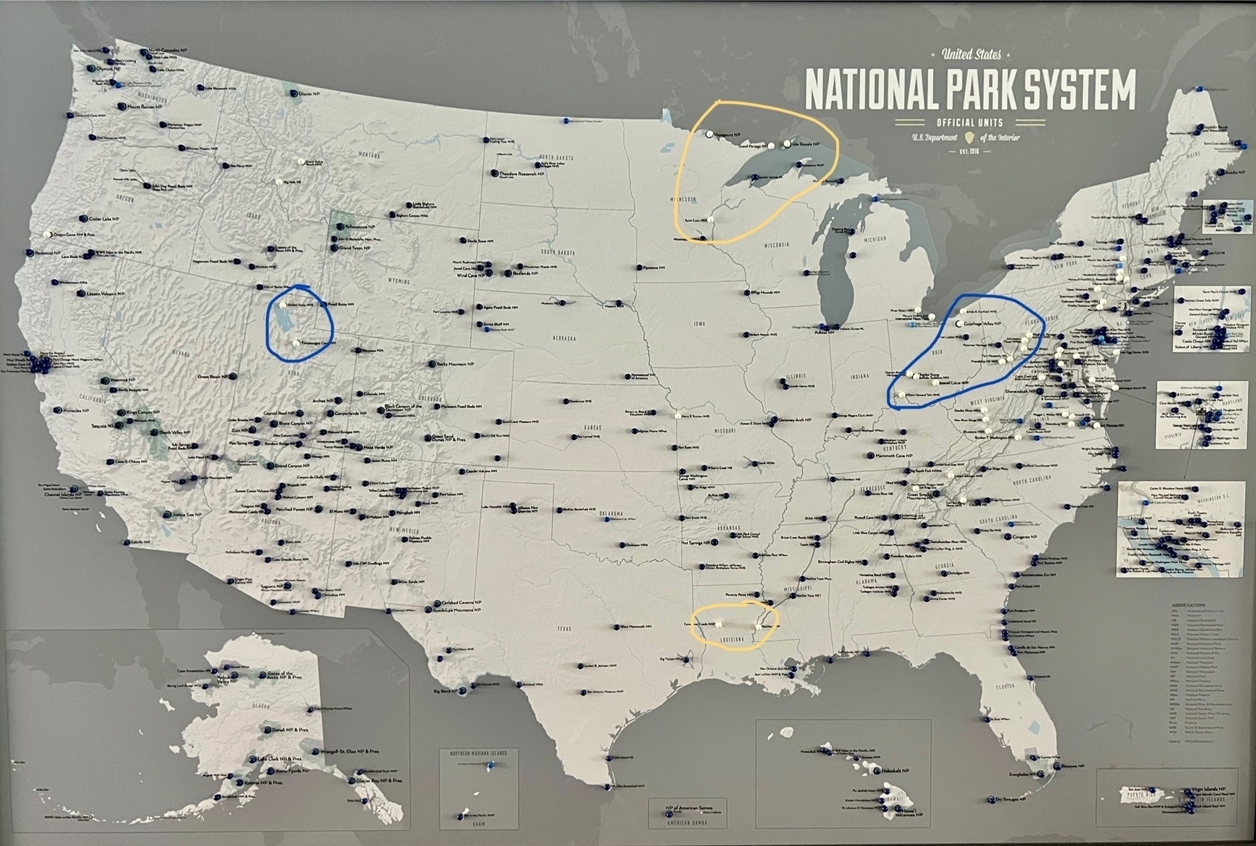 A US map of the National Park units, with blue and white pins.