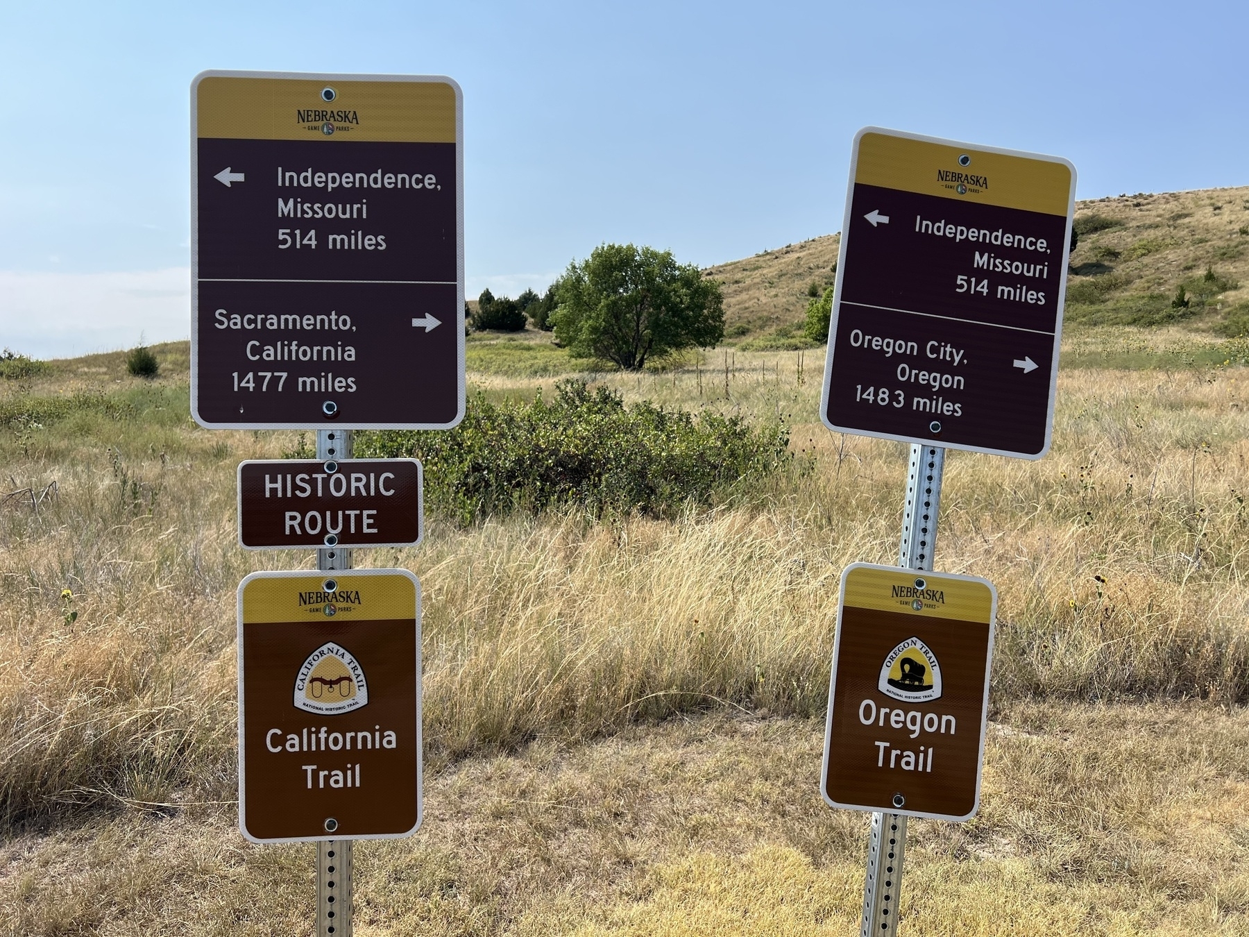 Two directional signs indicate the distances to historical trail destinations, including Independence, Sacramento, and Oregon City, with labels for the California and Oregon Trails.