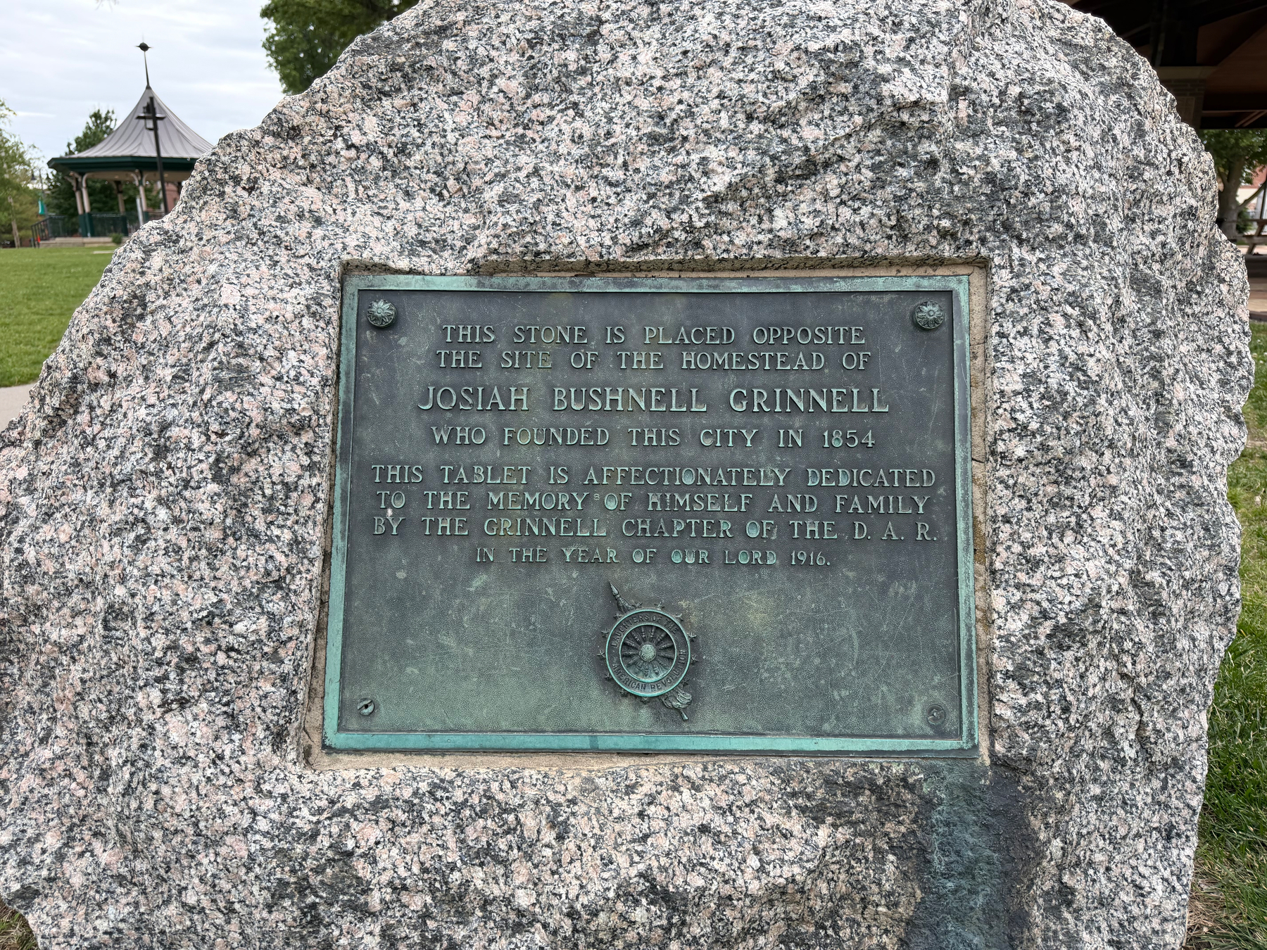 A commemorative plaque on a stone is dedicated to Josiah Bushnell Grinnell, the founder of the city, placed in 1916 by the D.A.R.