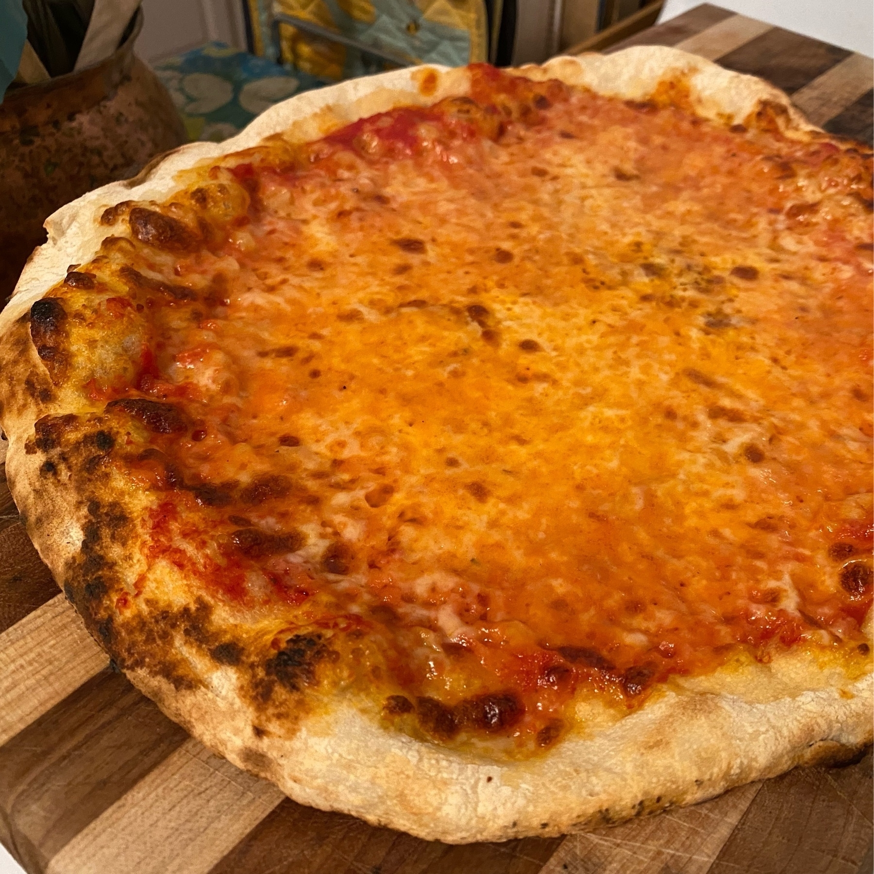 Picture of a fully baked cheese pizza