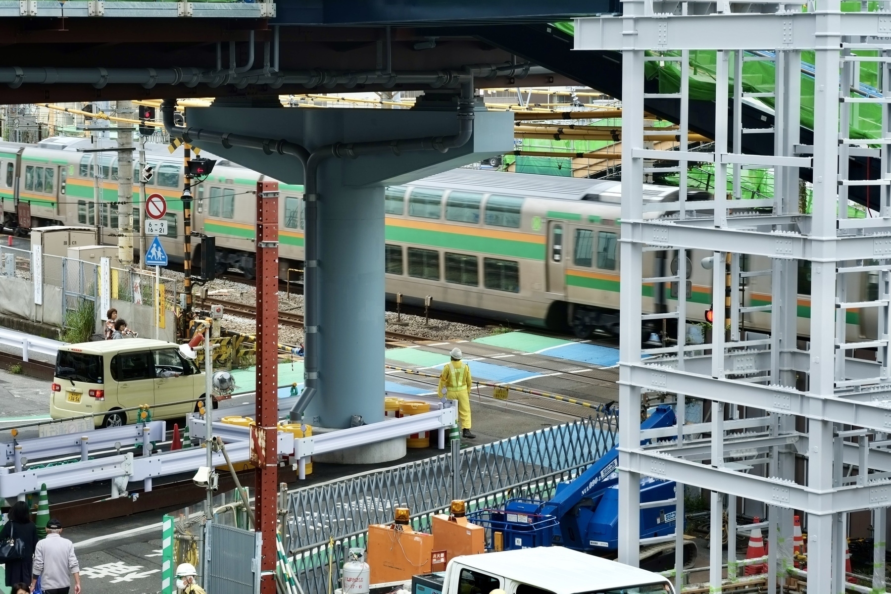 Rail crossing across tracks at JR Totsuka station, showing start of construction in 2013. 
