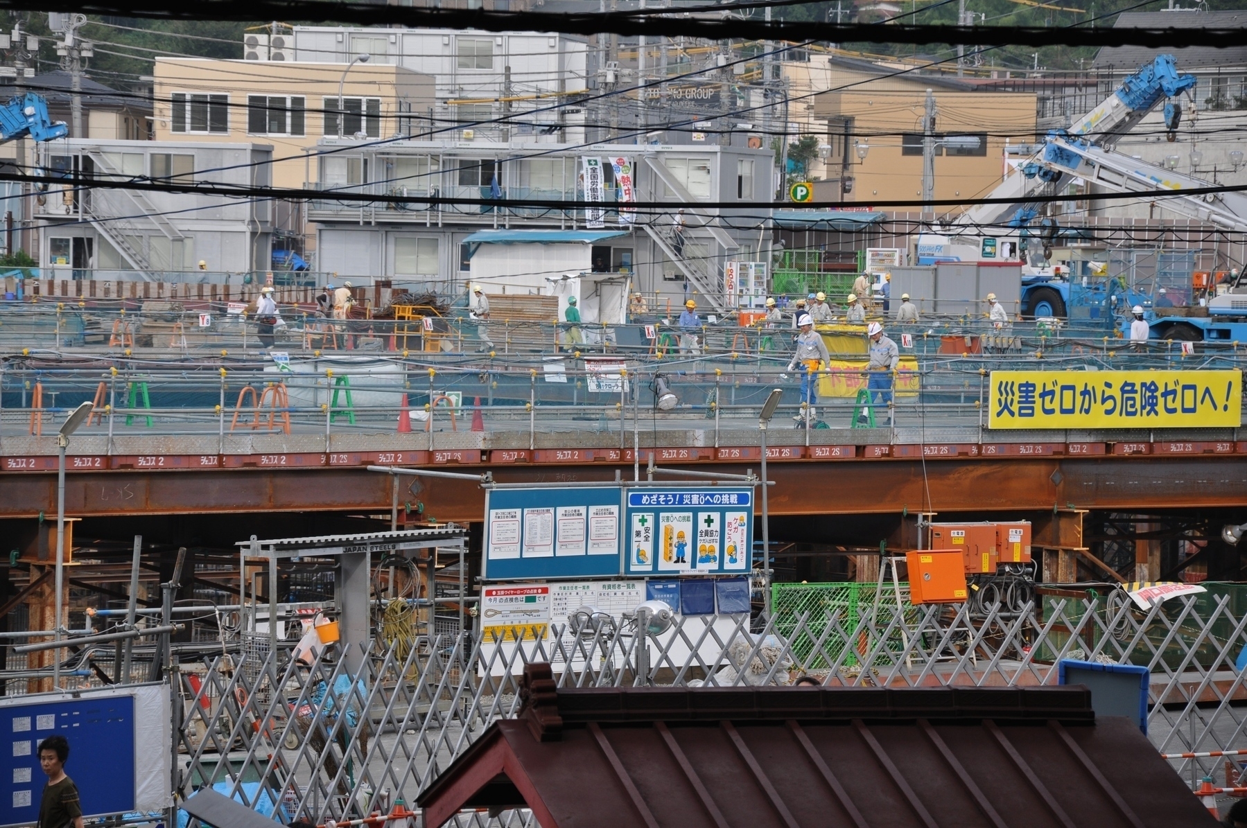 Photo of the Totsukana shopping center being constructed in 2008, JR Totsuka West entrance.