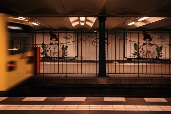 Eine Aufnahme einer einfahrenden U-Bahn an der Haltestelle Wittenbergplatz (Berlin).