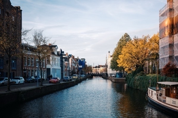 Aufnahmen von Grachten mit herbstfarbenen Bäumen in Groningen.