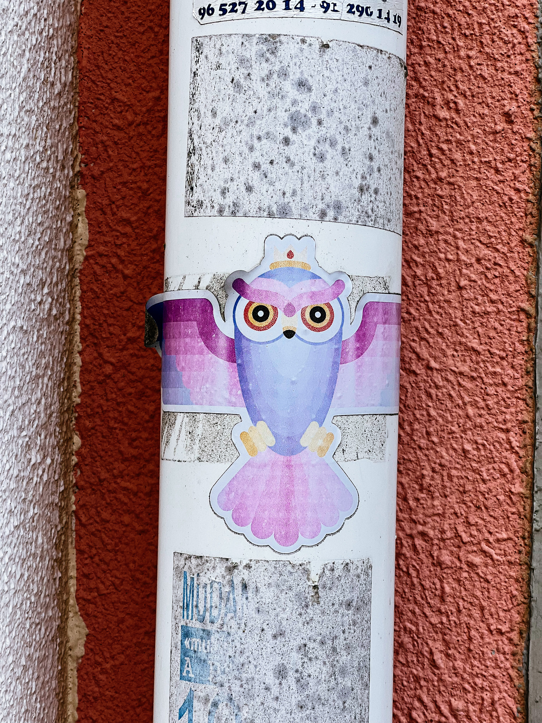 Faded sticker of an owl in pastel colors. 
