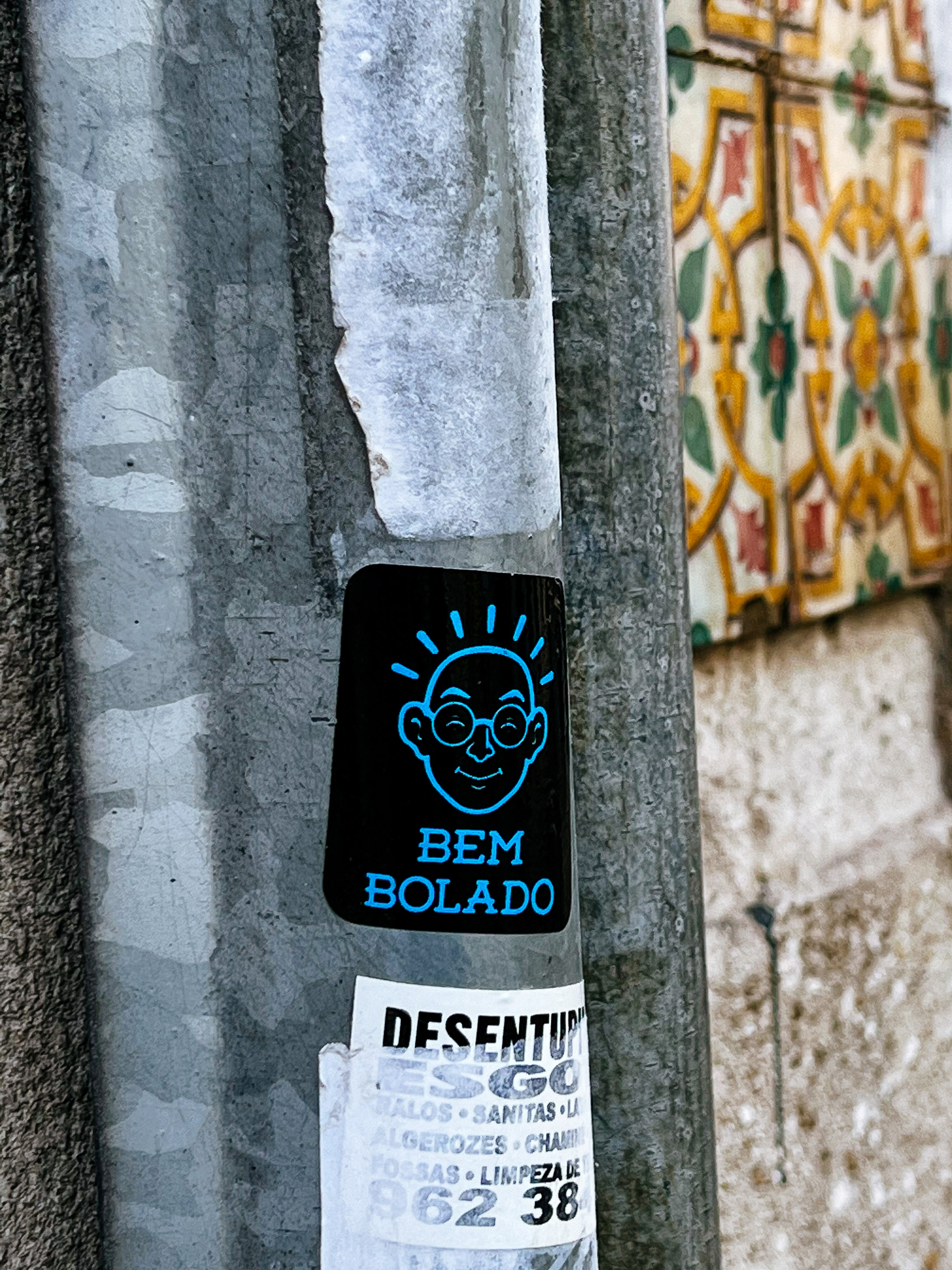 Sticker of a bald man having an idea, and the words “Bem Bolado” below him. 