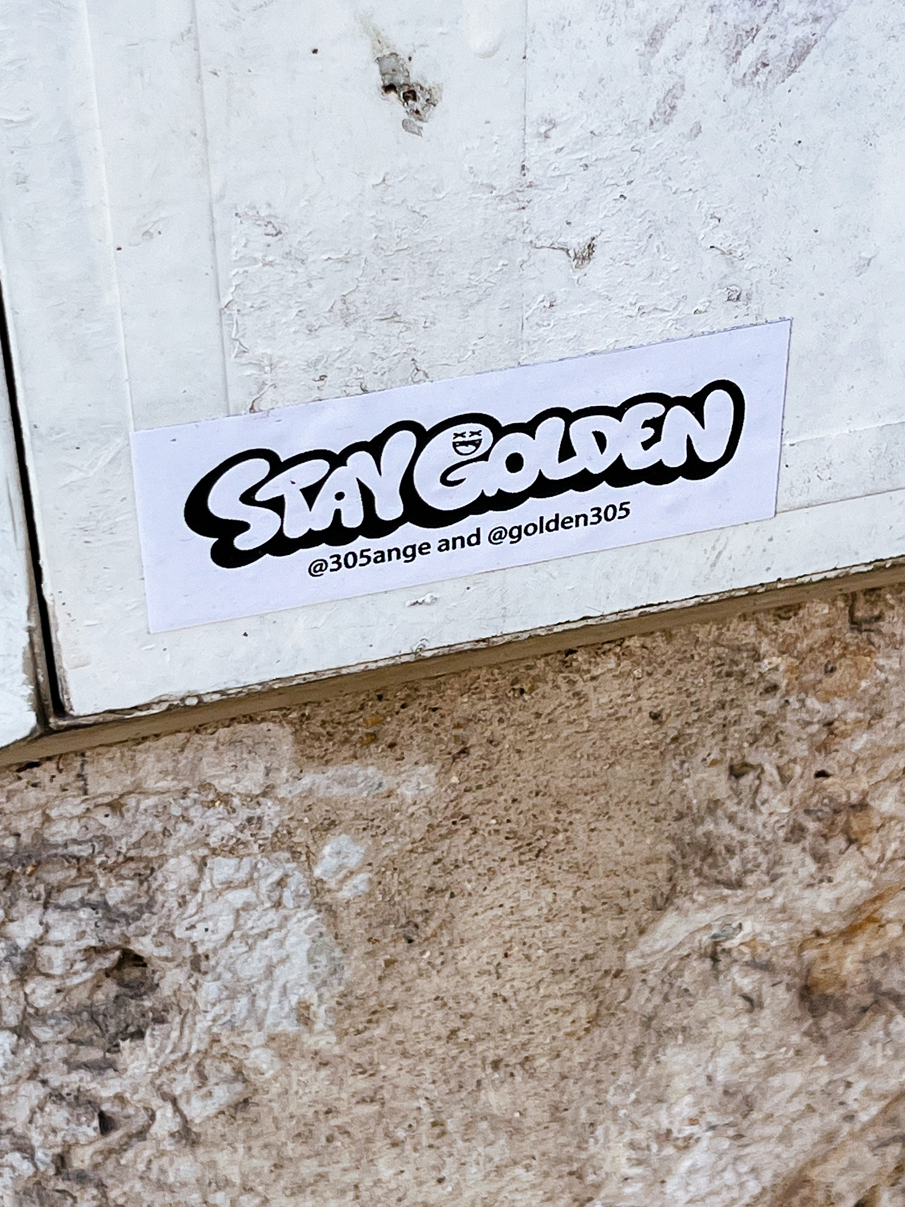 Sticker with the expression “stay golden”. 