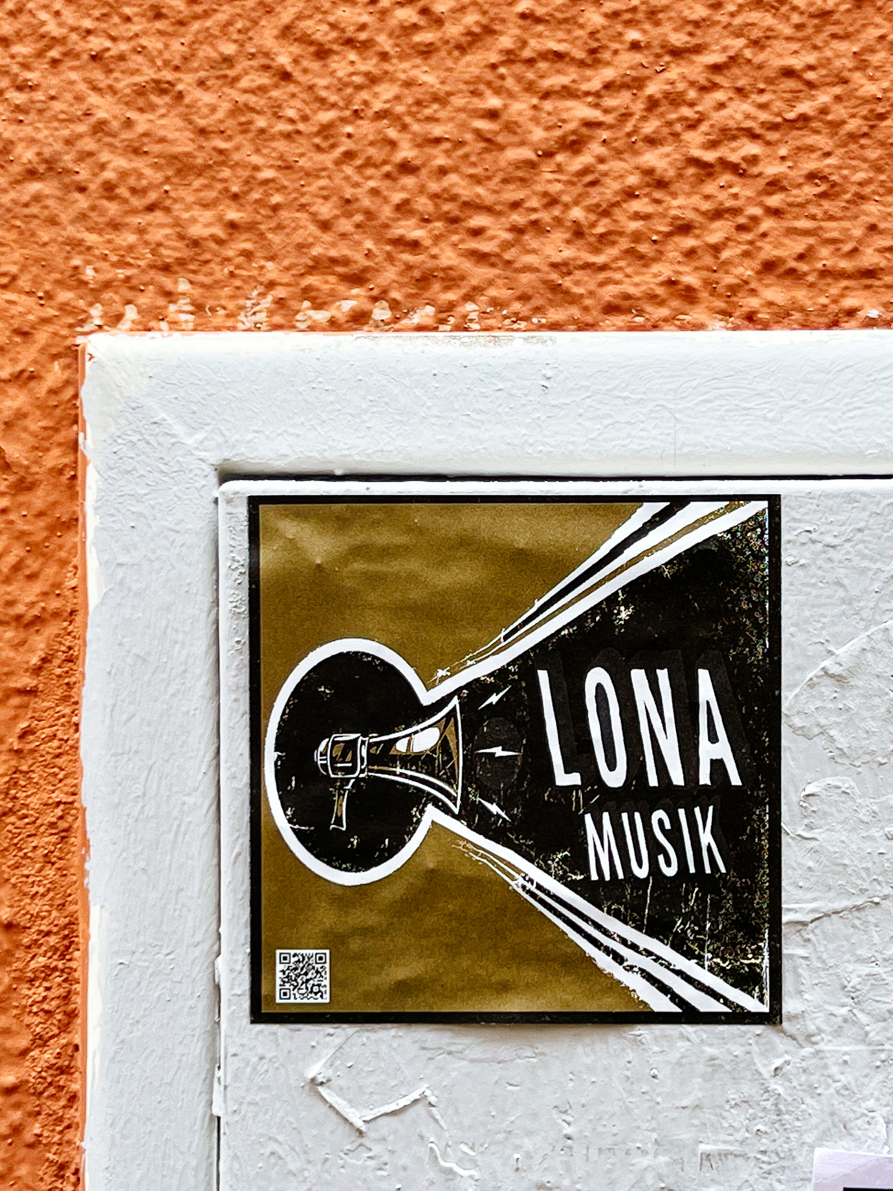 Sticker of a bullhorn with the words “Lona Musik” coming out of it. 