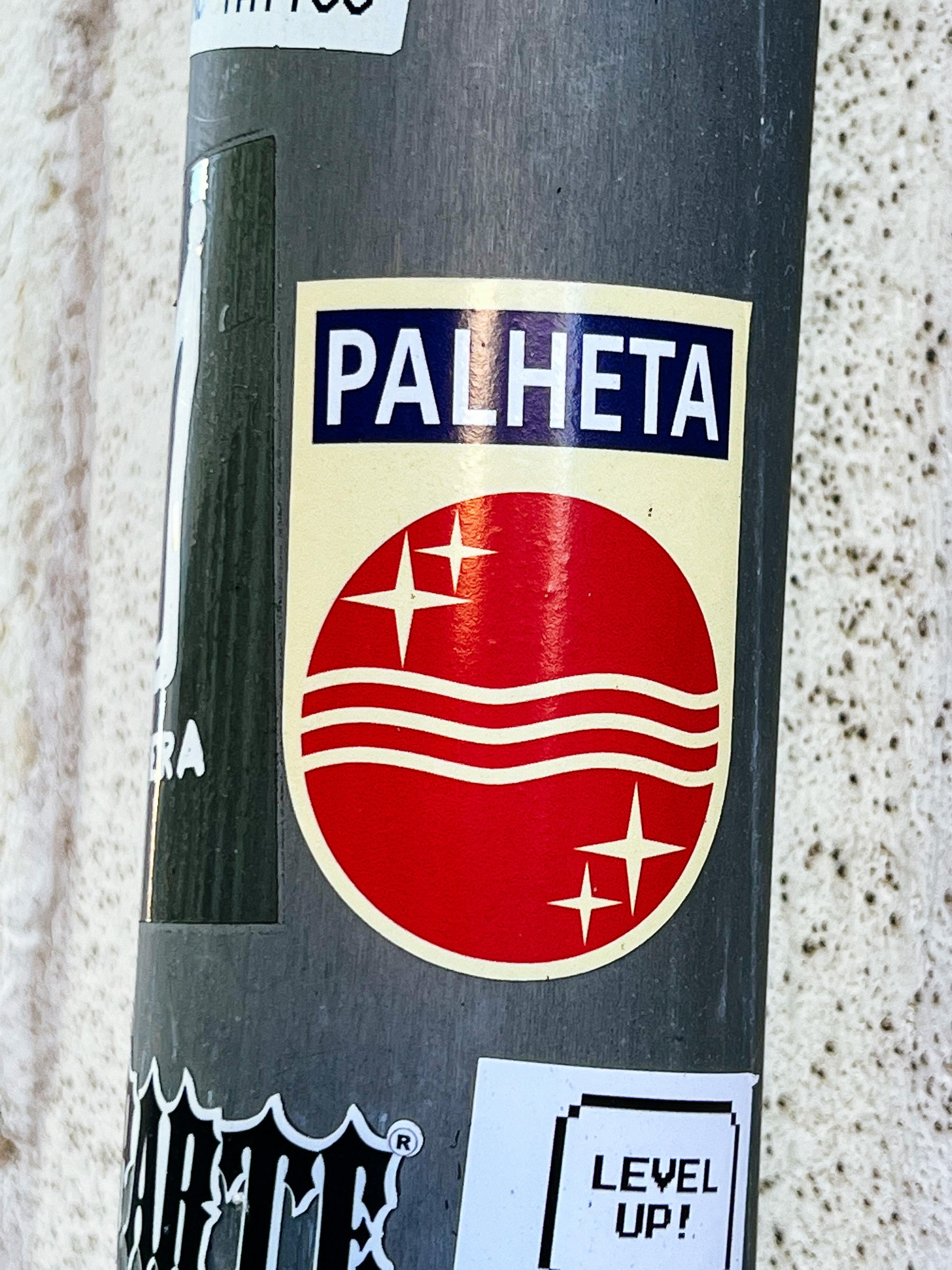 Sticker with the text “Palheta” and the logo from Philips, in red. 