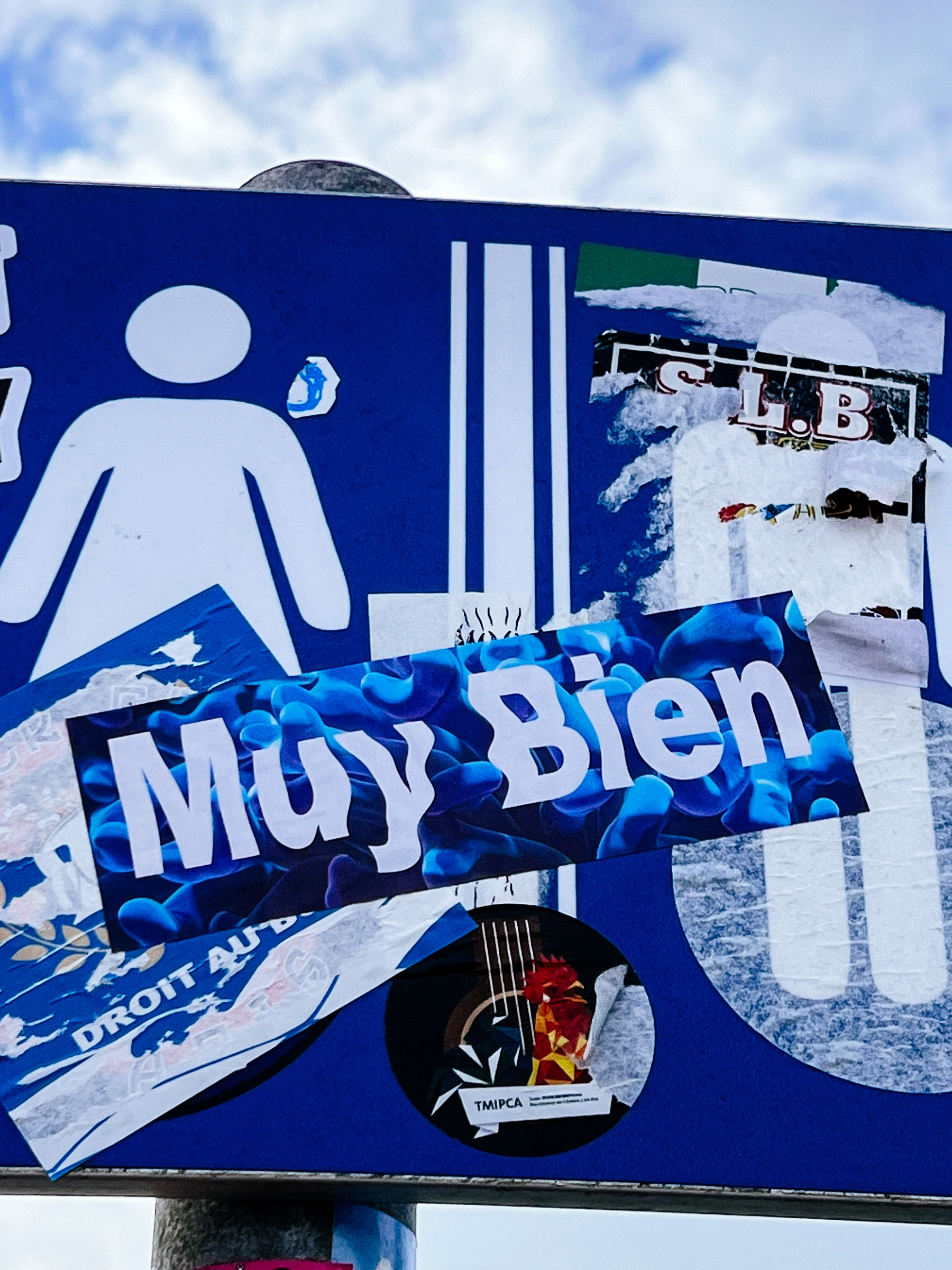 Sticker with the words “Muy Bien” written on it. 