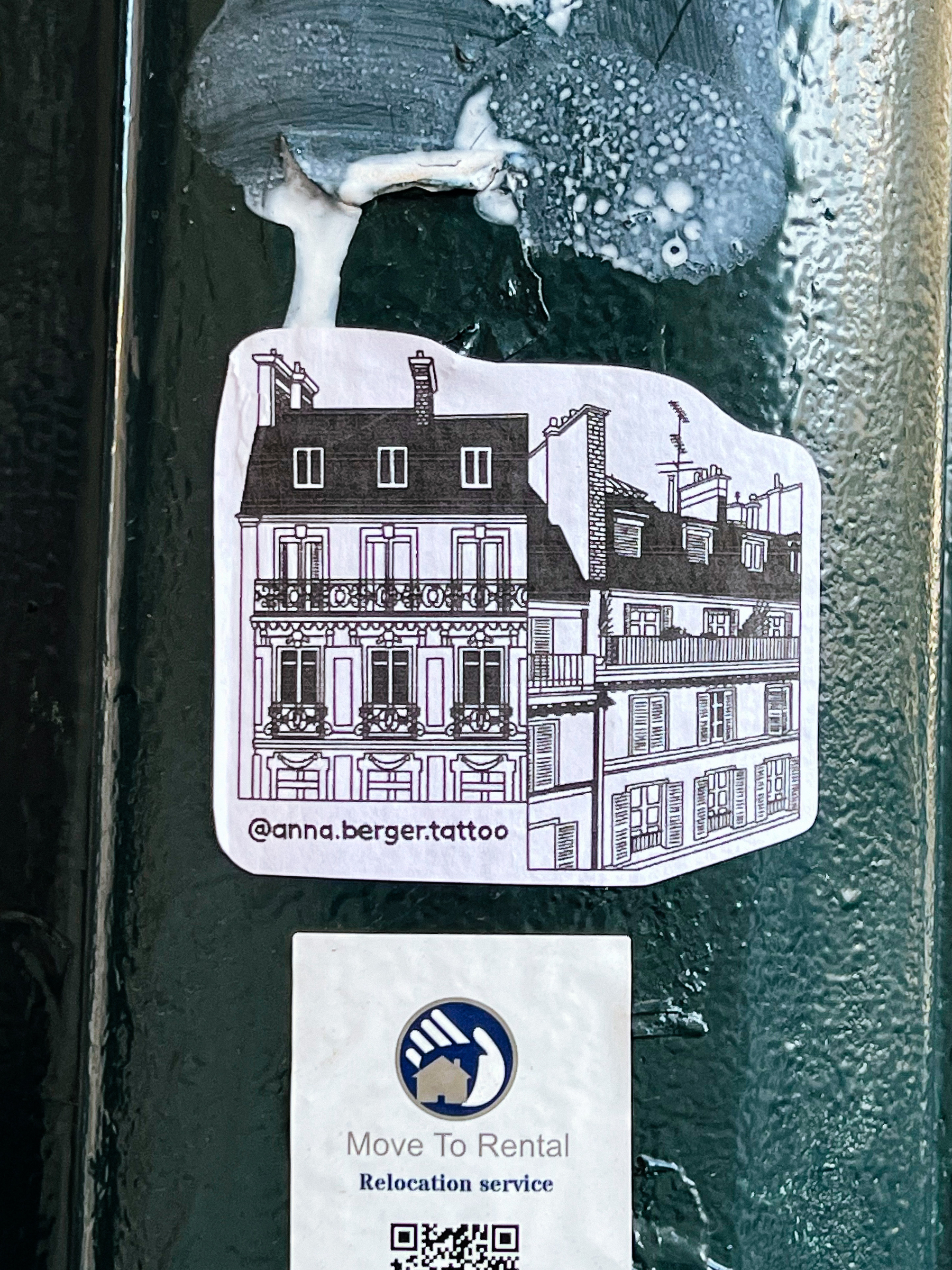 Sticker with the drawing of a classic Lisbon house. 