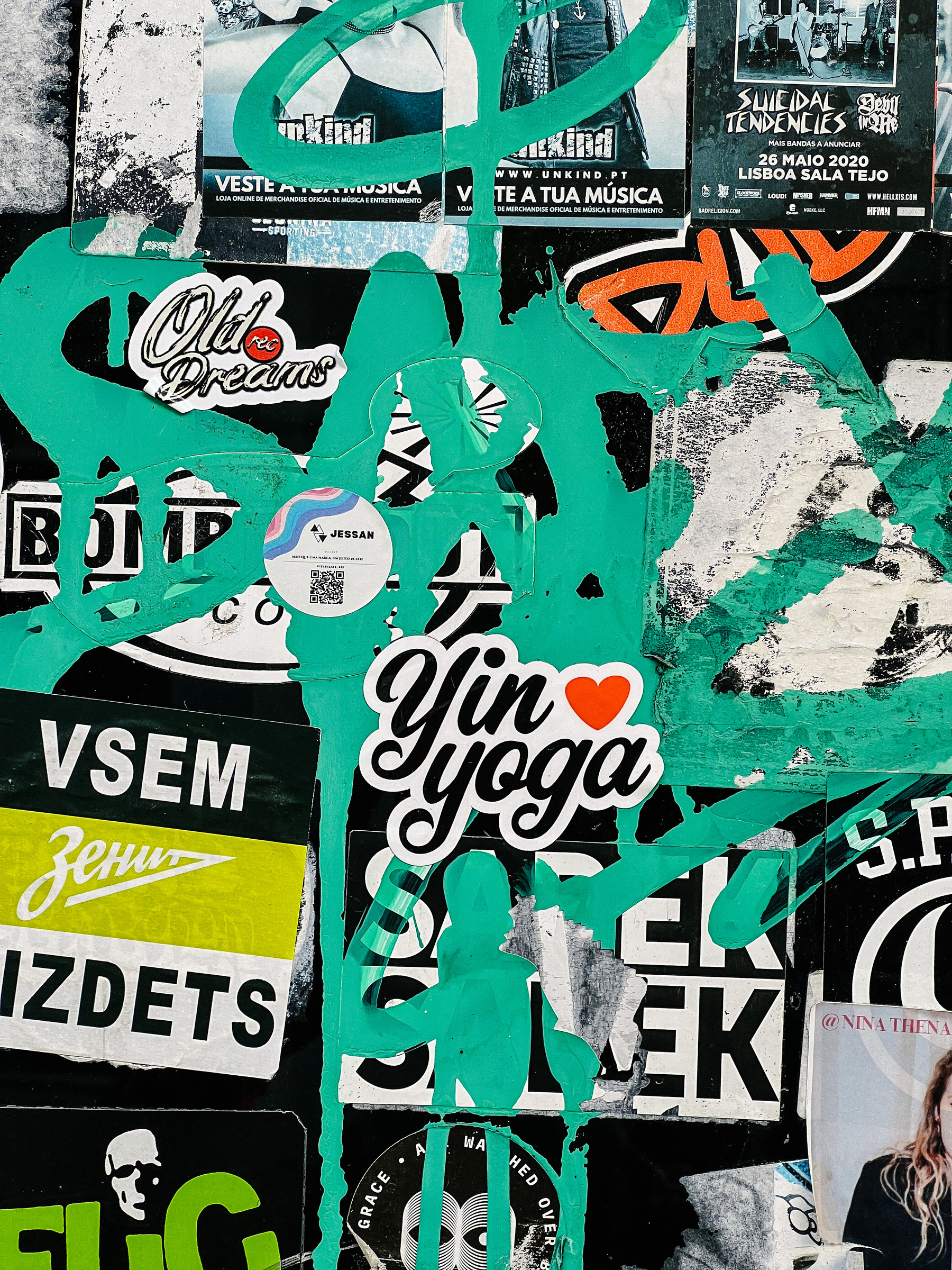 A sticker stands out: “Yin heart emoji Yoga”.