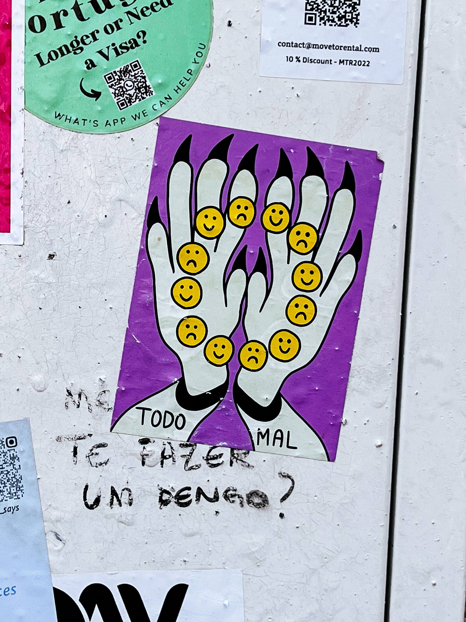 Two hands holding a circle of happy/sad emoji. “Todo mal”. 