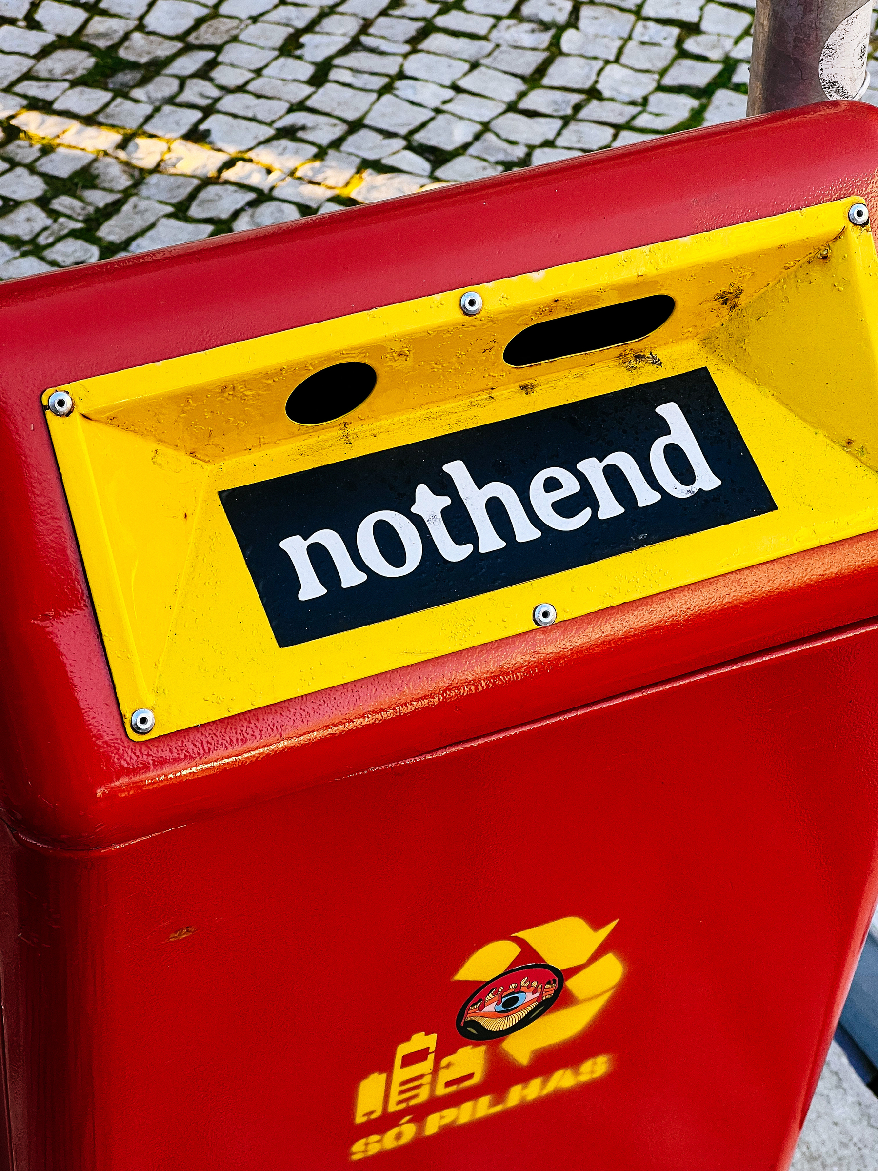 Sticker with the word “nothend”. 