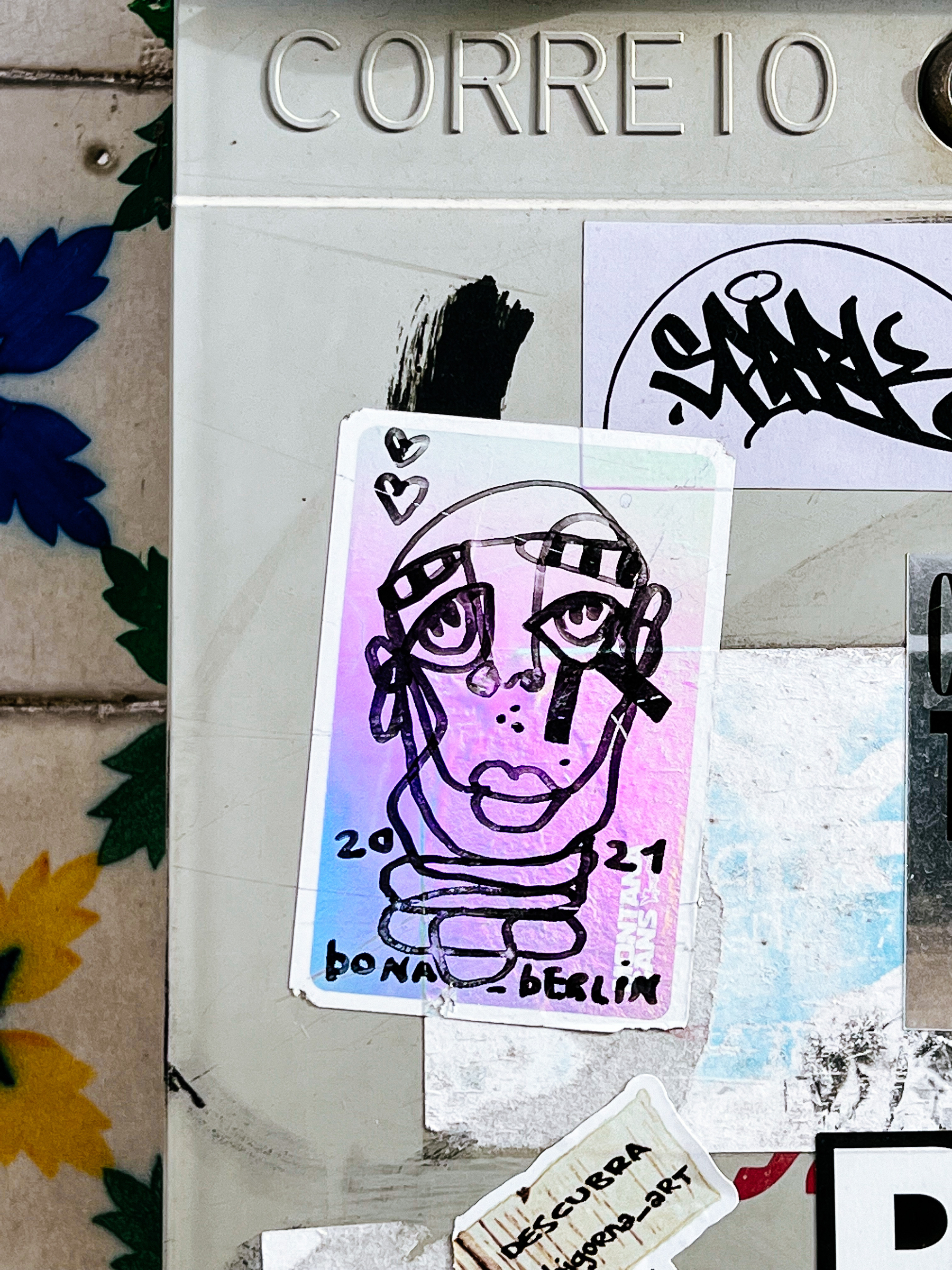 Sticker with the drawing of a face. 