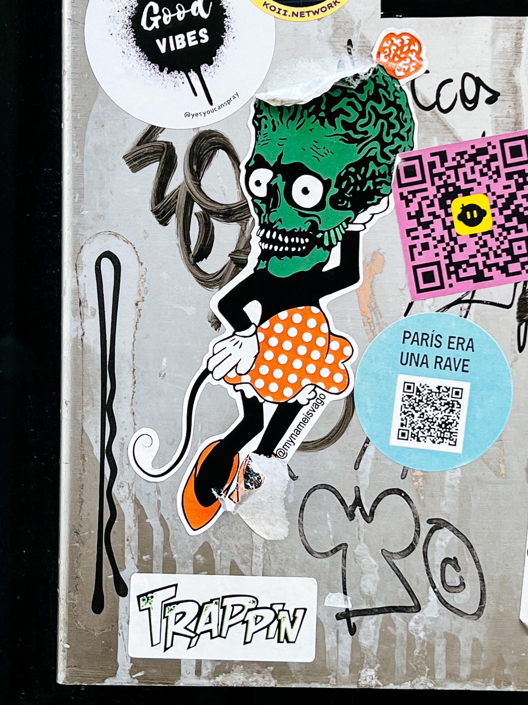 Sticker with Minnie Mouse’s body, and an alien head, from Mars Attacks. 