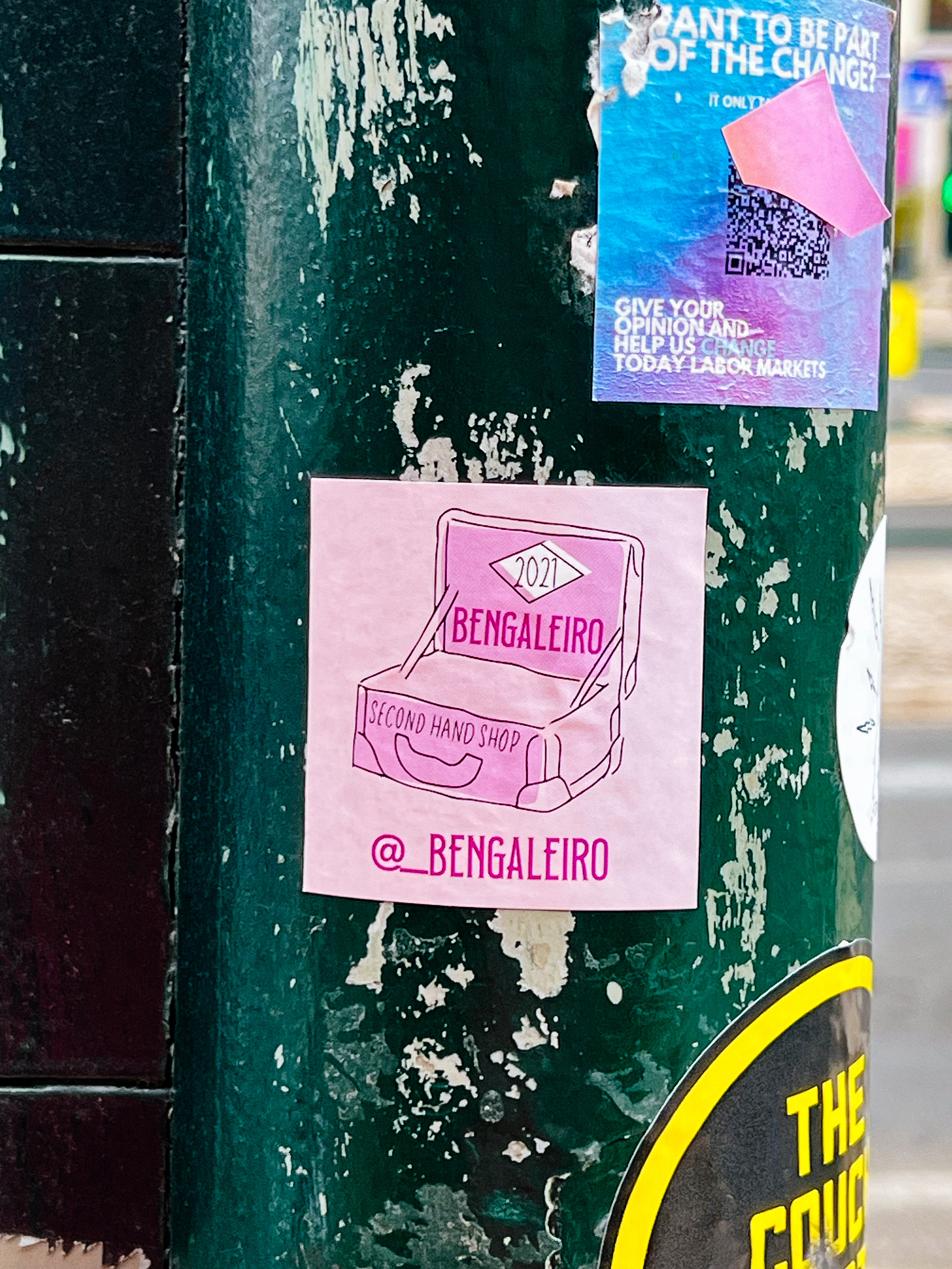Sticker of an open vintage suitcase with the words “bengaleiro, second hand shop”. 