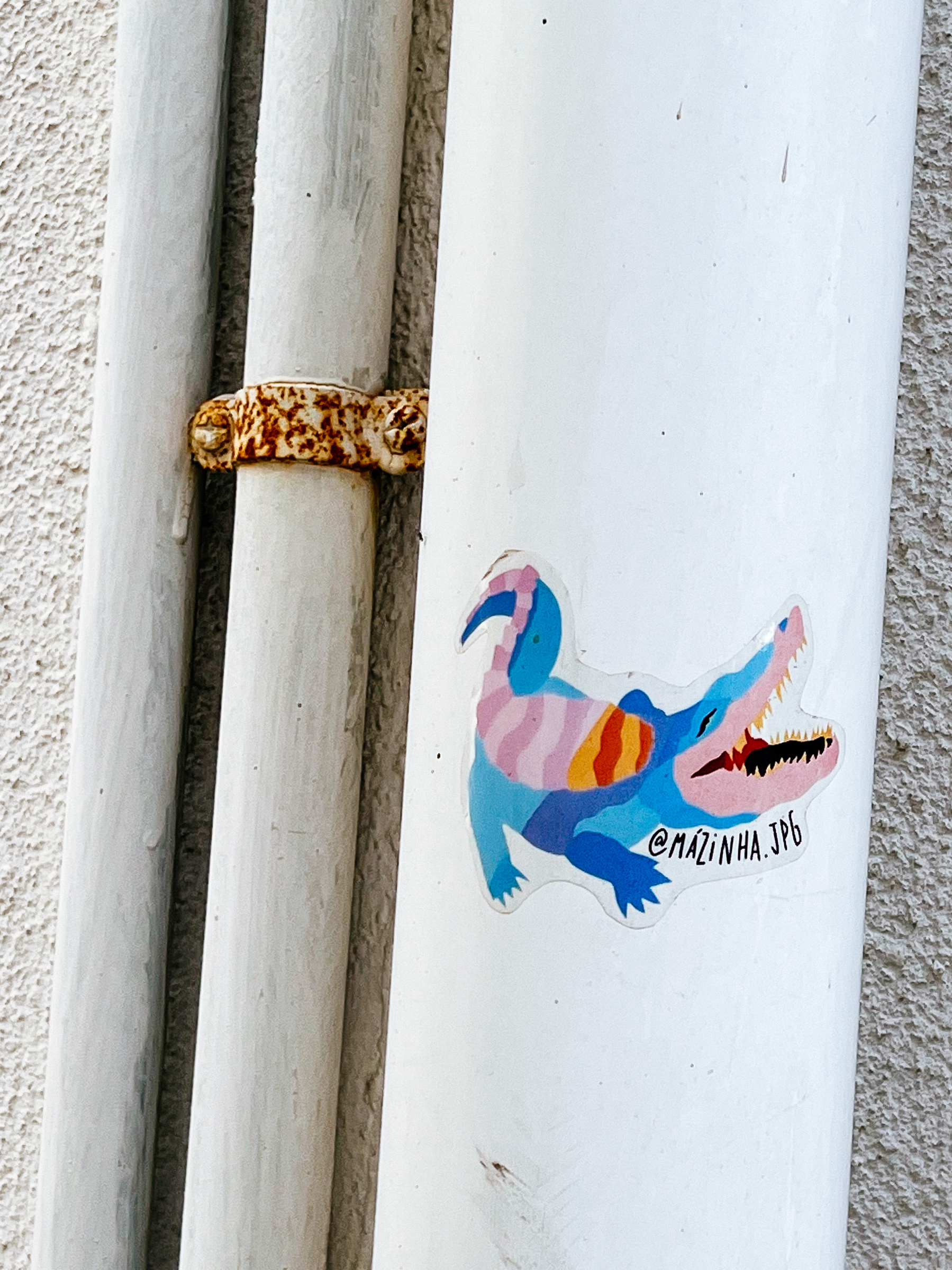 Sticker with a very colorful crocodile drawing. 