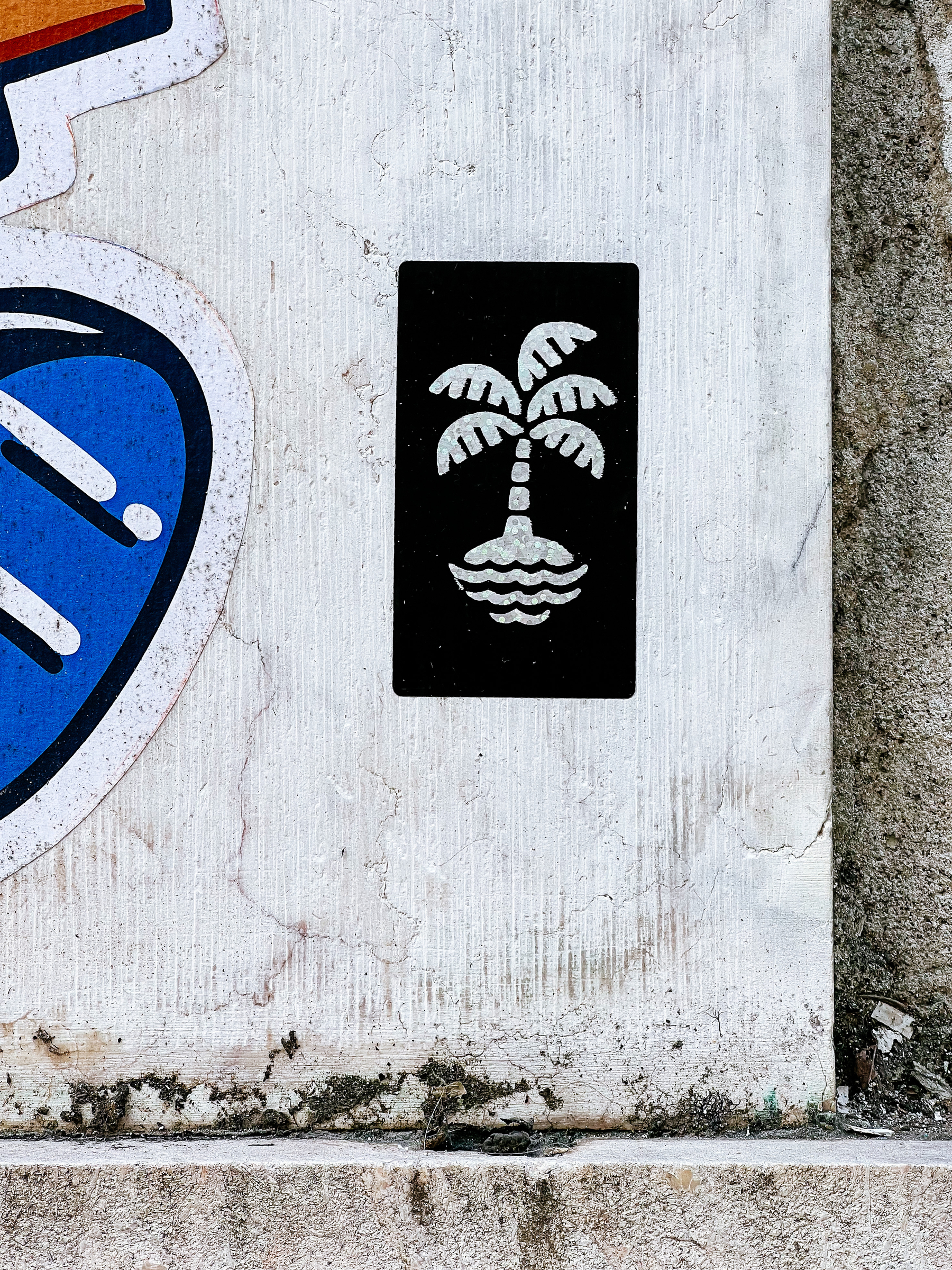 Sticker with a simple palm tree design. 