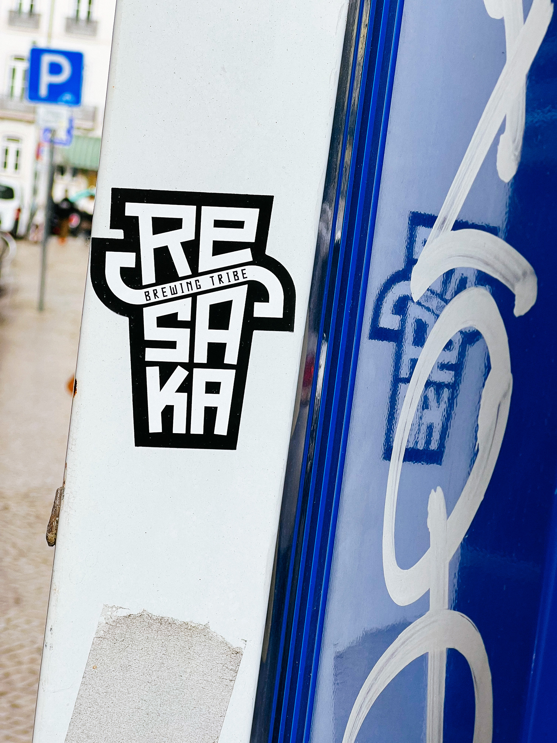 Sticker with the word “RESAKA” (hangover) written in the shape of a glass. 