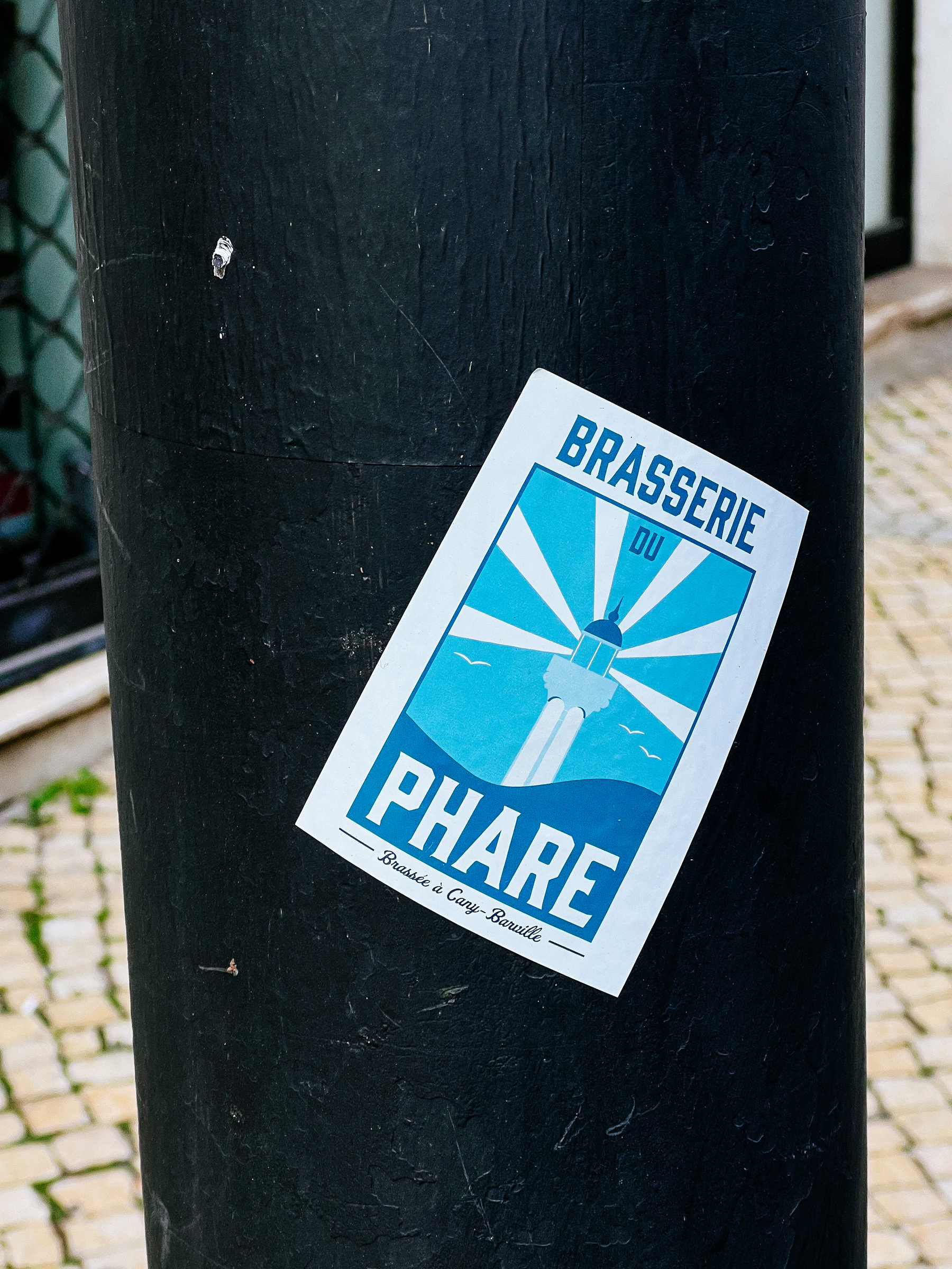 Sticker for “Brasserie du Phare”, all in blue, with a lighthouse. 