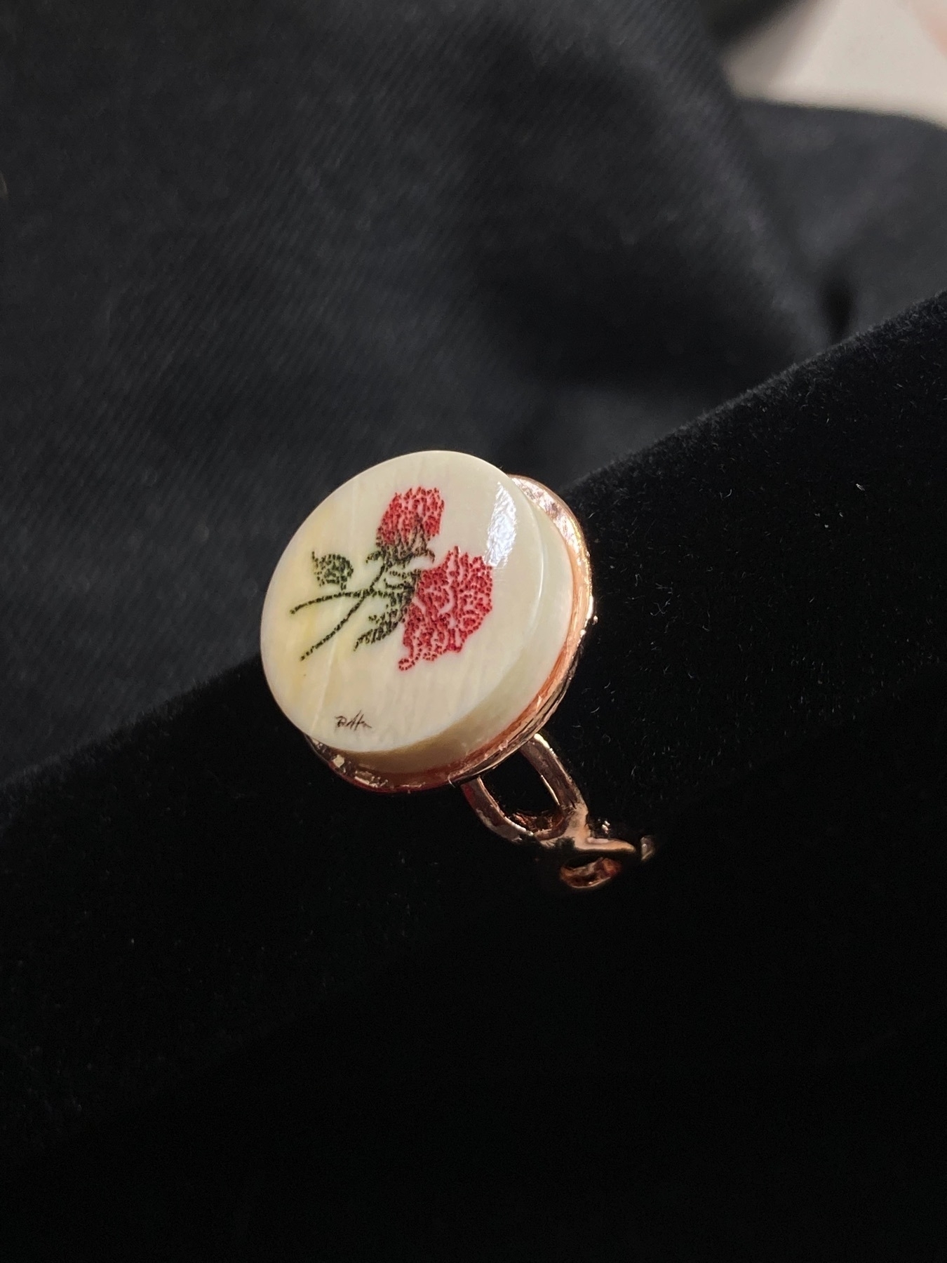 scrimshaw roses ring by Della Chelpka